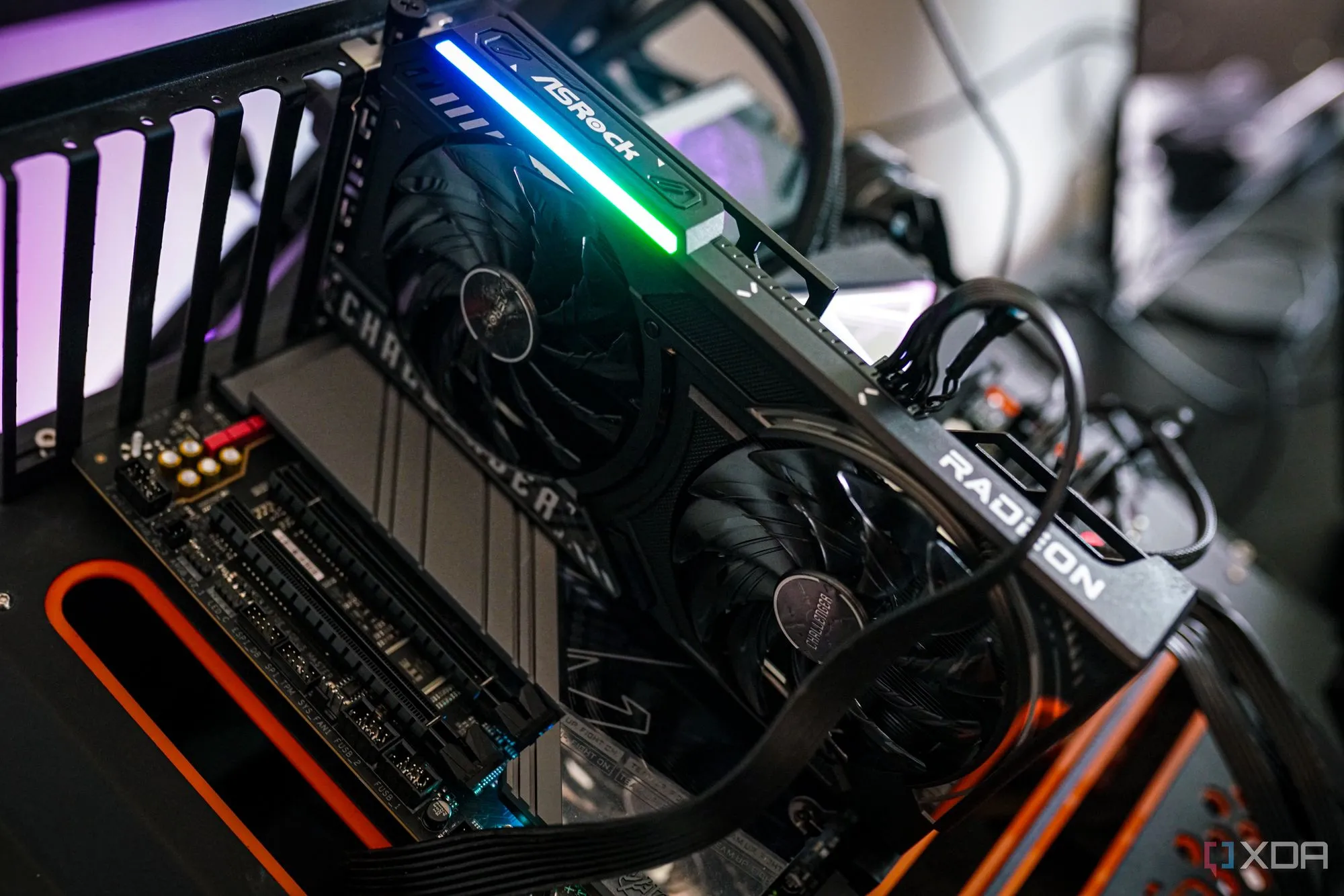 Card đồ họa AMD RX 9060 XT đang hoạt động, minh họa mẫu GPU tầm trung với các tùy chọn VRAM khác nhau