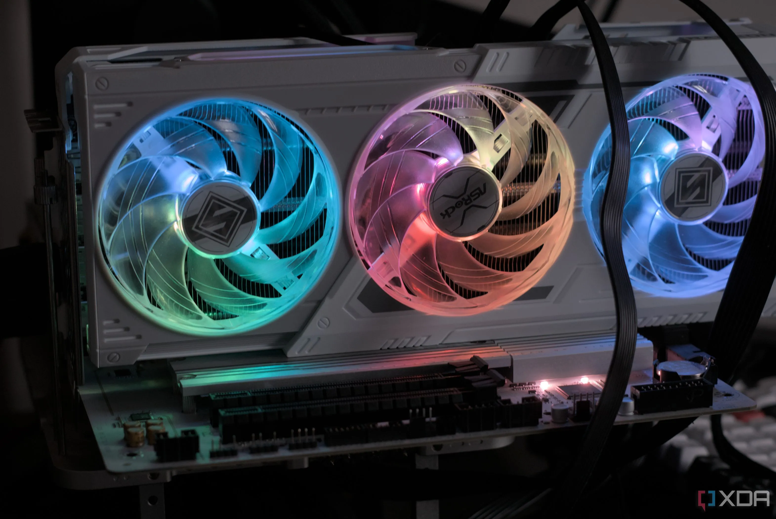 Card đồ họa ASRock Radeon RX 9070 Steel Legend được lắp đặt với đèn RGB sáng, thể hiện công nghệ AMD