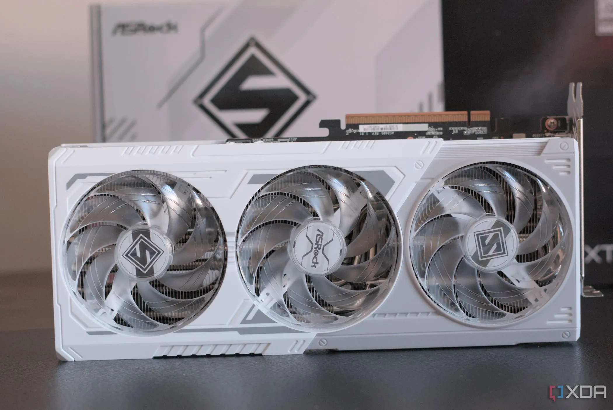 Card đồ họa ASRock Radeon RX 9070 XT Steel Legend thể hiện dòng sản phẩm RX 9070 XT