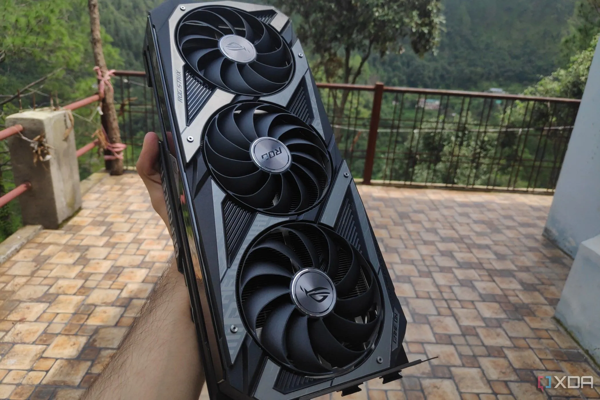 Card đồ họa Asus ROG Strix RTX 3080 Ti với ba quạt tản nhiệt lớn