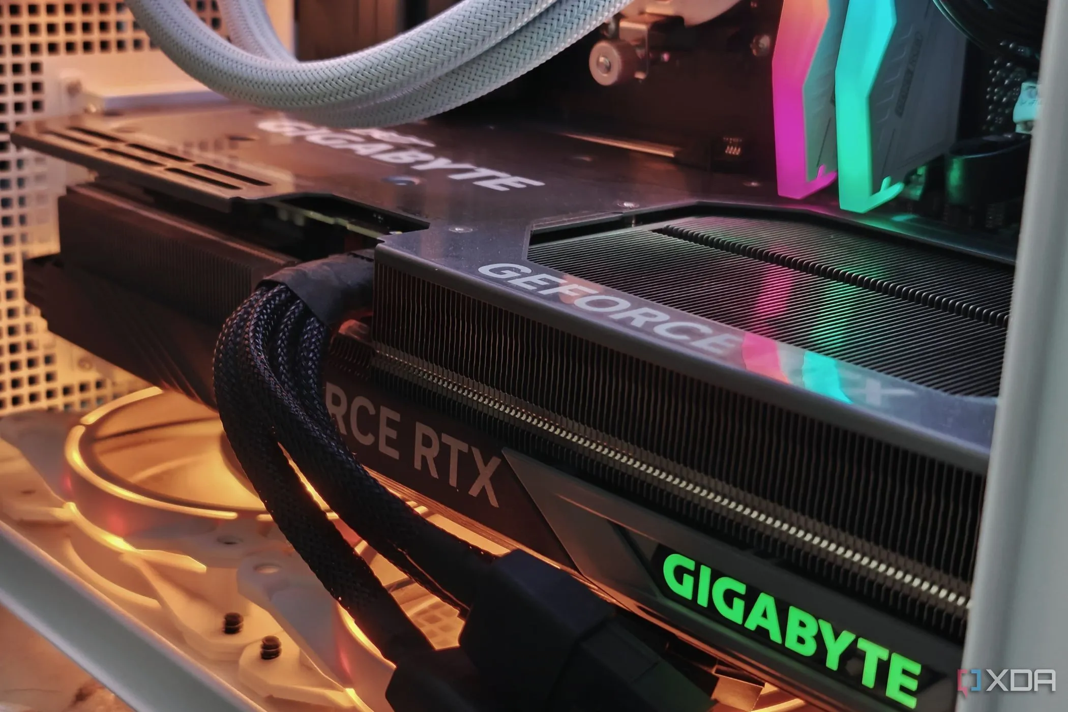 Card đồ họa Gigabyte GeForce RTX 4070 Ti Gaming OC mạnh mẽ được lắp đặt trong bộ máy tính với đèn RGB ấn tượng, minh họa sự đầu tư vào linh kiện chất lượng.