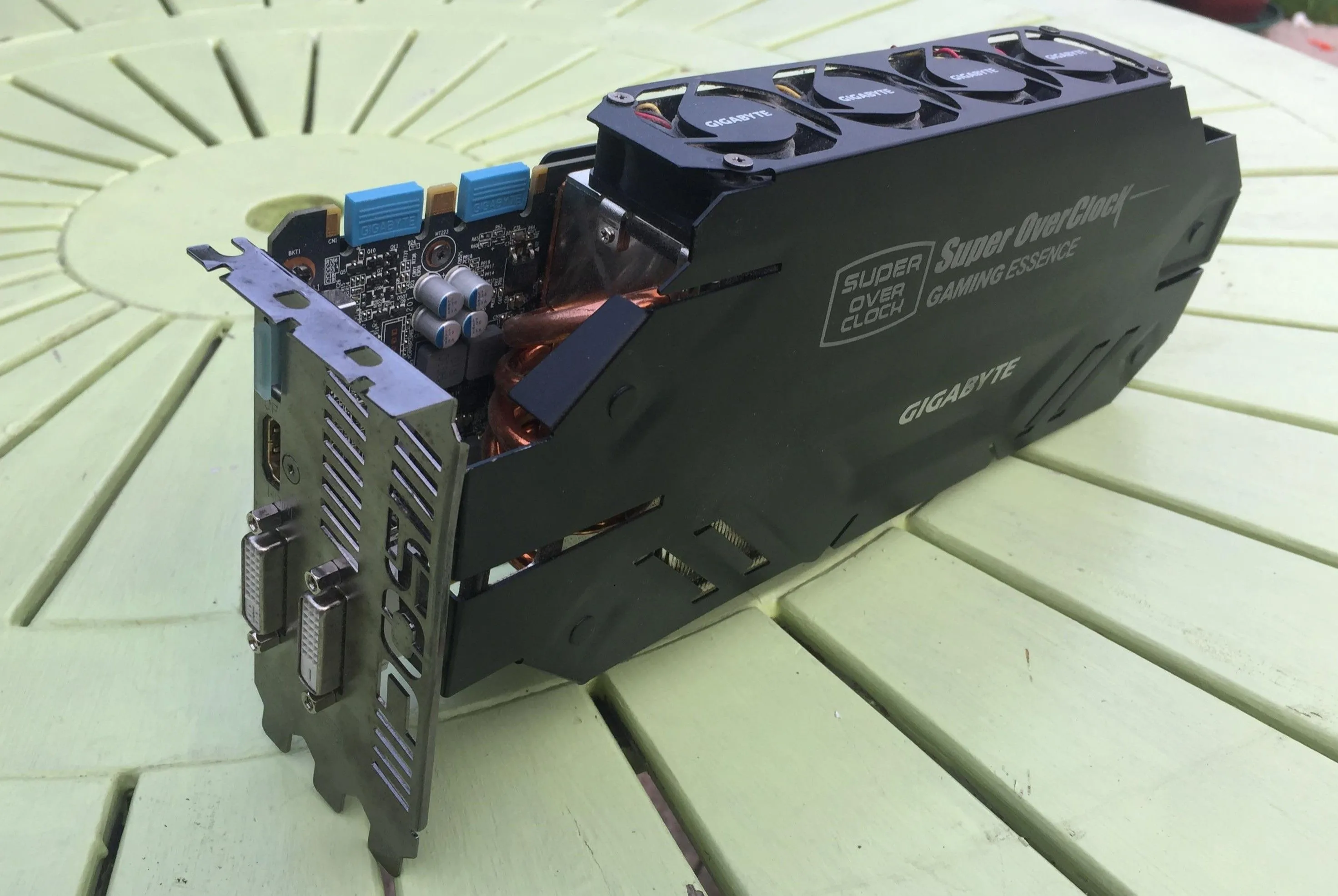 Card đồ họa GIGABYTE GTX 680 WindForce 5X SOC với 5 quạt tản nhiệt nhỏ, một thiết kế làm mát GPU độc đáo