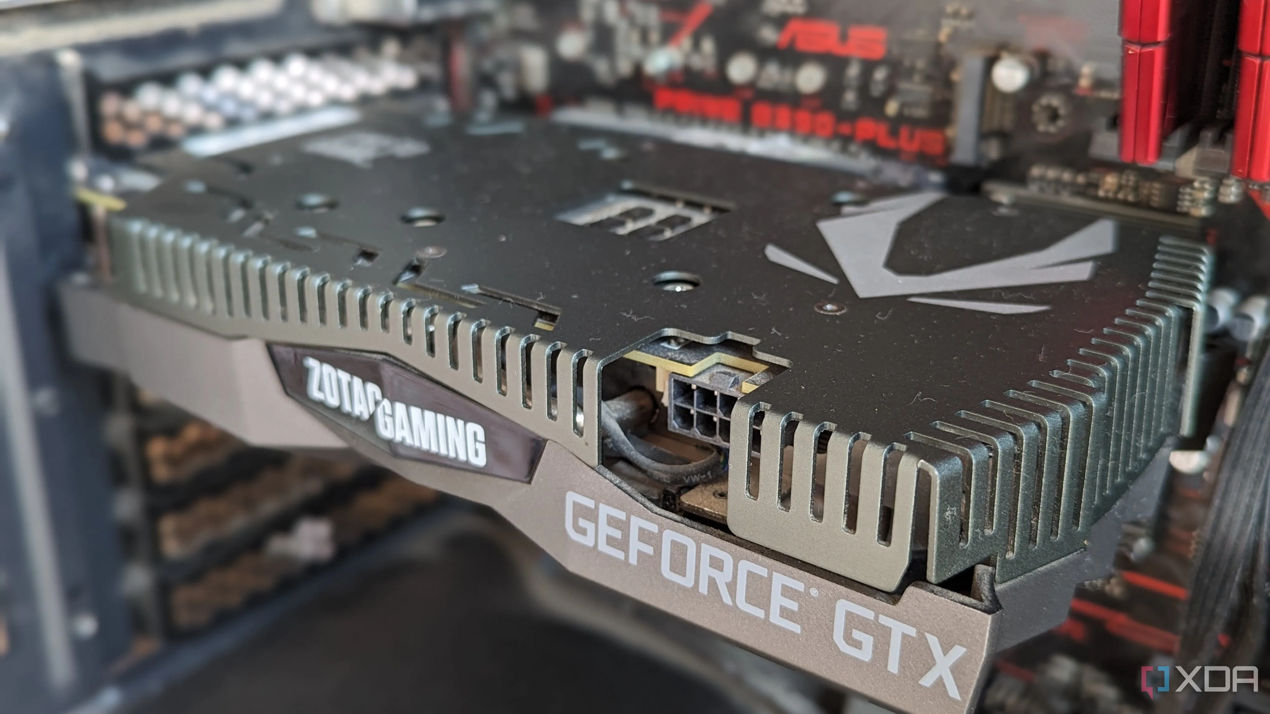 Card đồ họa GTX 1660 Ti được lắp đặt trong một bộ PC gaming, cho thấy các thế hệ GPU cũ với hạn chế về PCIe và VRAM