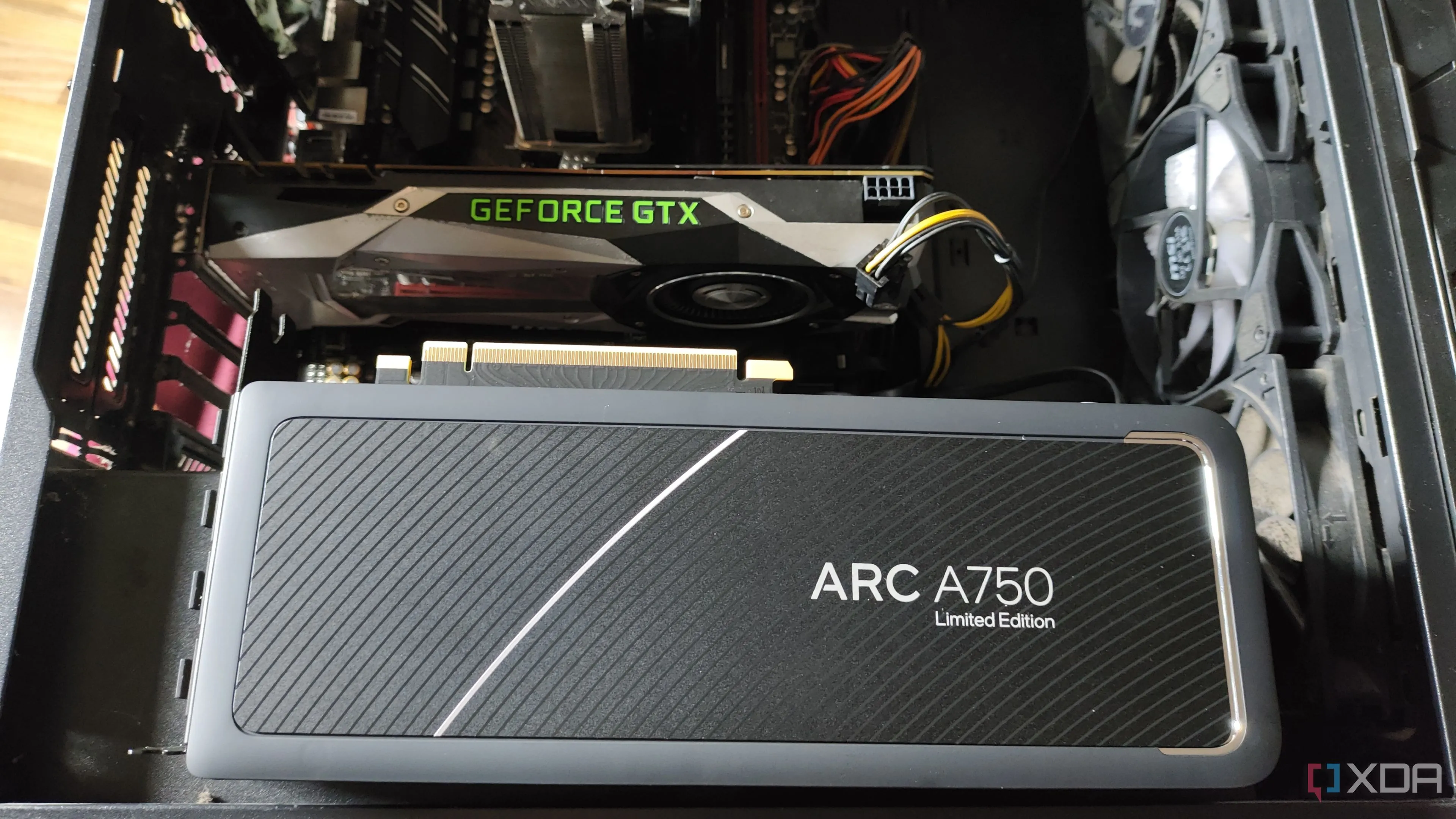 Card đồ họa Intel Arc A750 và GTX 1080 đại diện cho các thế hệ GPU