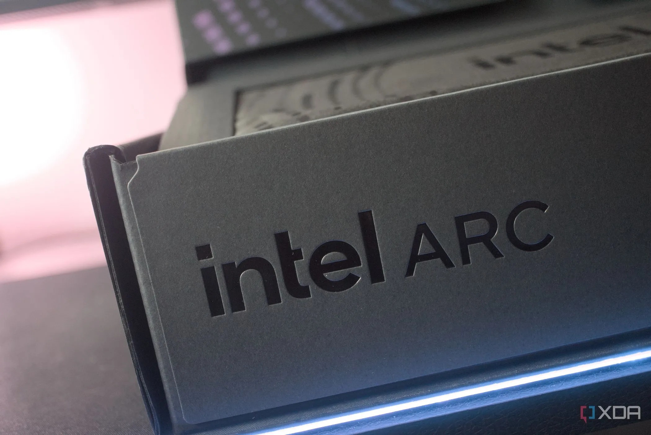 Card đồ họa Intel Arc B580 với bao bì hộp, biểu trưng cho dòng sản phẩm Battlemage mạnh mẽ.