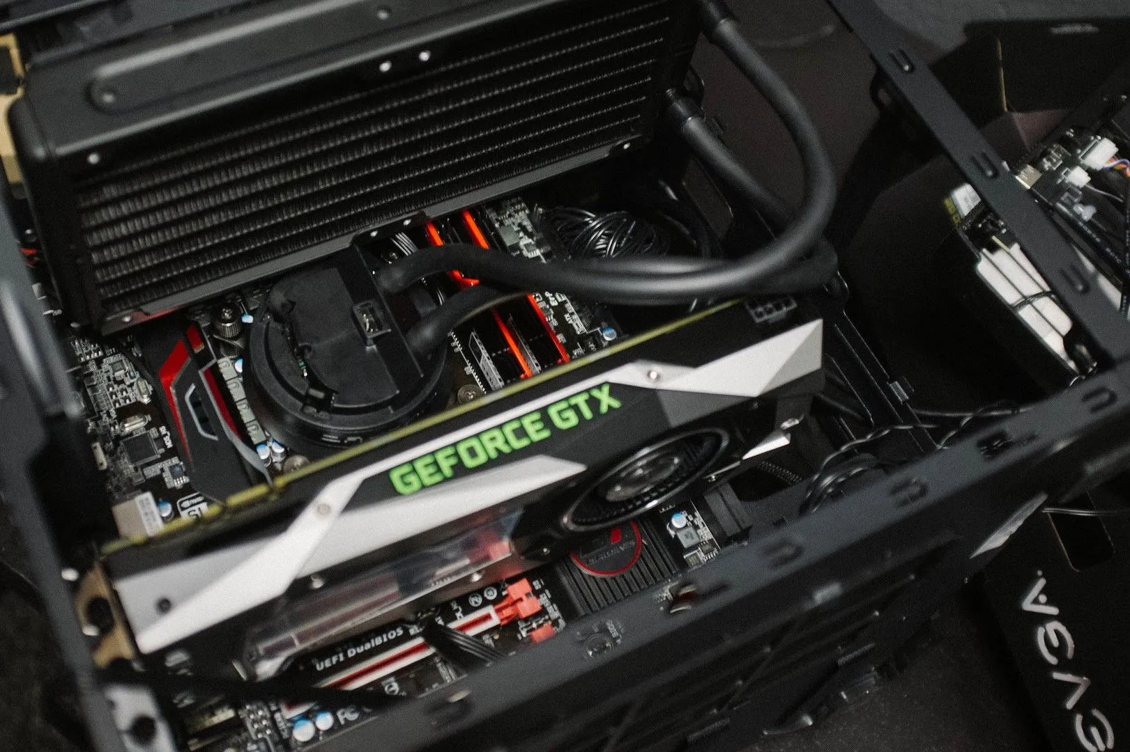 Card đồ họa NVIDIA GeForce GTX 1070 Founders Edition được lắp đặt bên trong PC, minh họa cho GPU cũ gặp vấn đề tản nhiệt