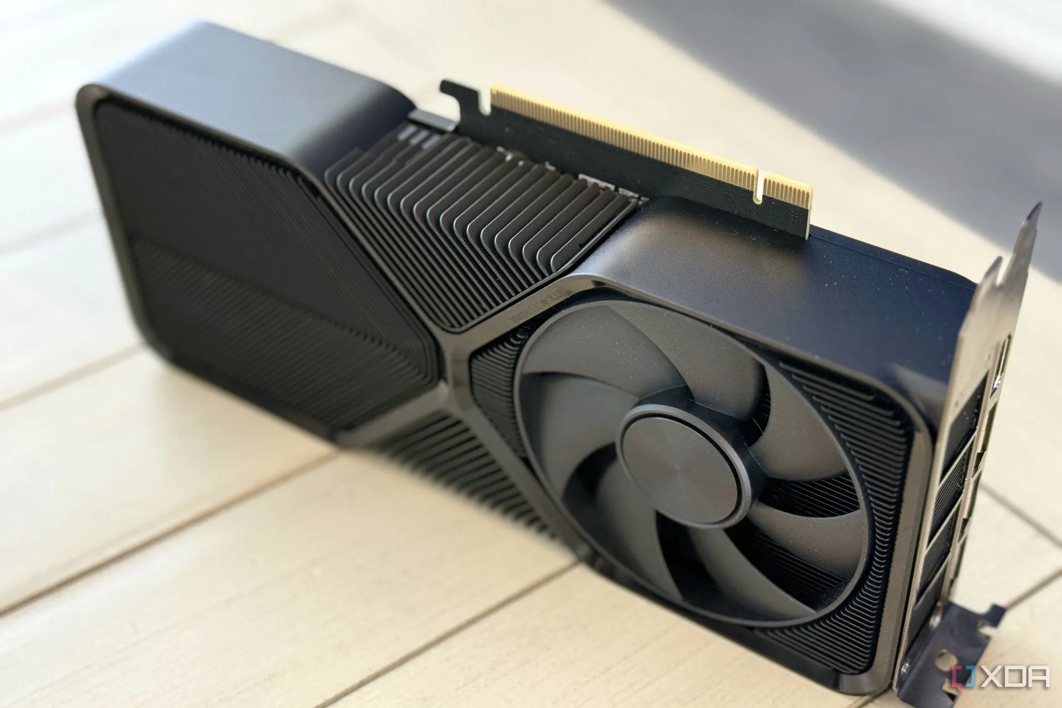 Card đồ họa NVIDIA GeForce RTX 4070 Super Founders Edition đứng trên bàn, hiển thị khe cắm PCIe