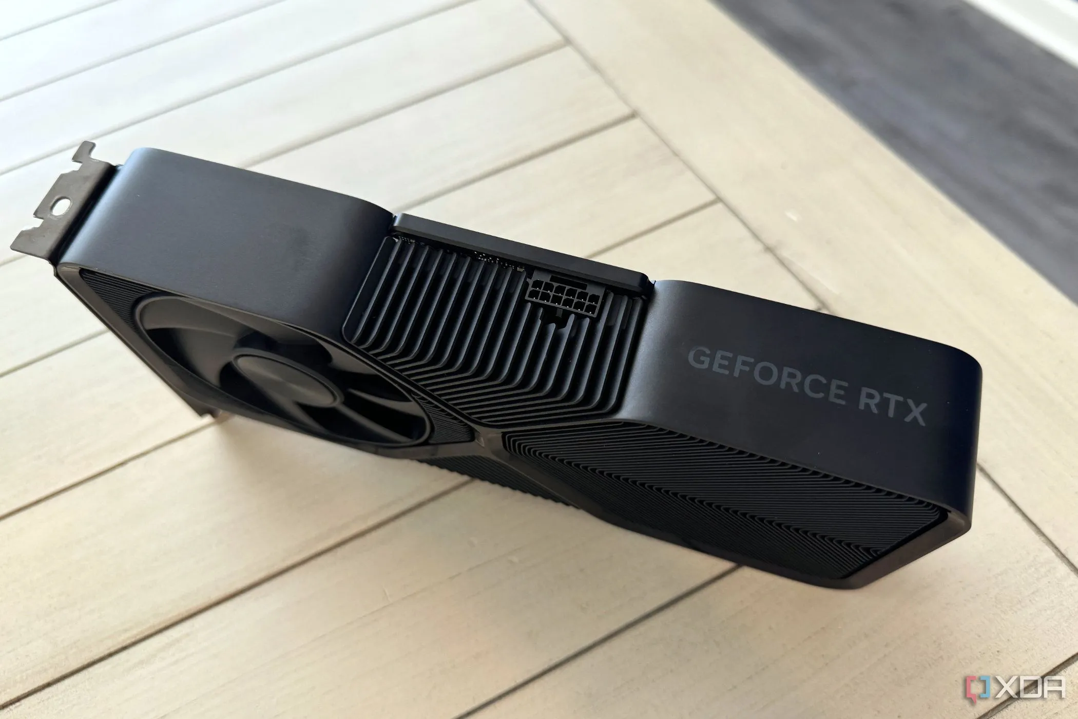Card đồ họa NVIDIA GeForce RTX 4070 SUPER Founders Edition đứng trên mặt bàn