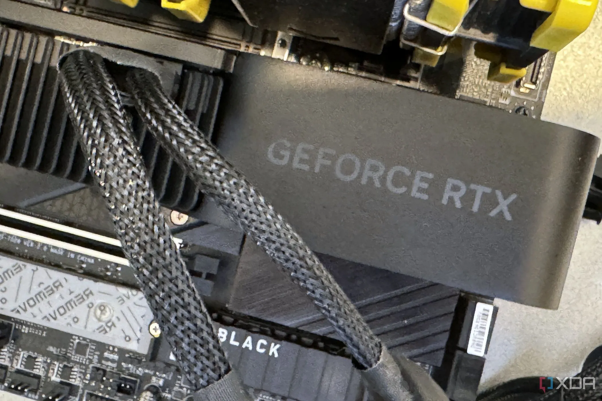 Card đồ họa NVIDIA GeForce RTX 4070 SUPER Founders Edition trên bo mạch chủ, minh họa GPU tầm trung cho PC SFF