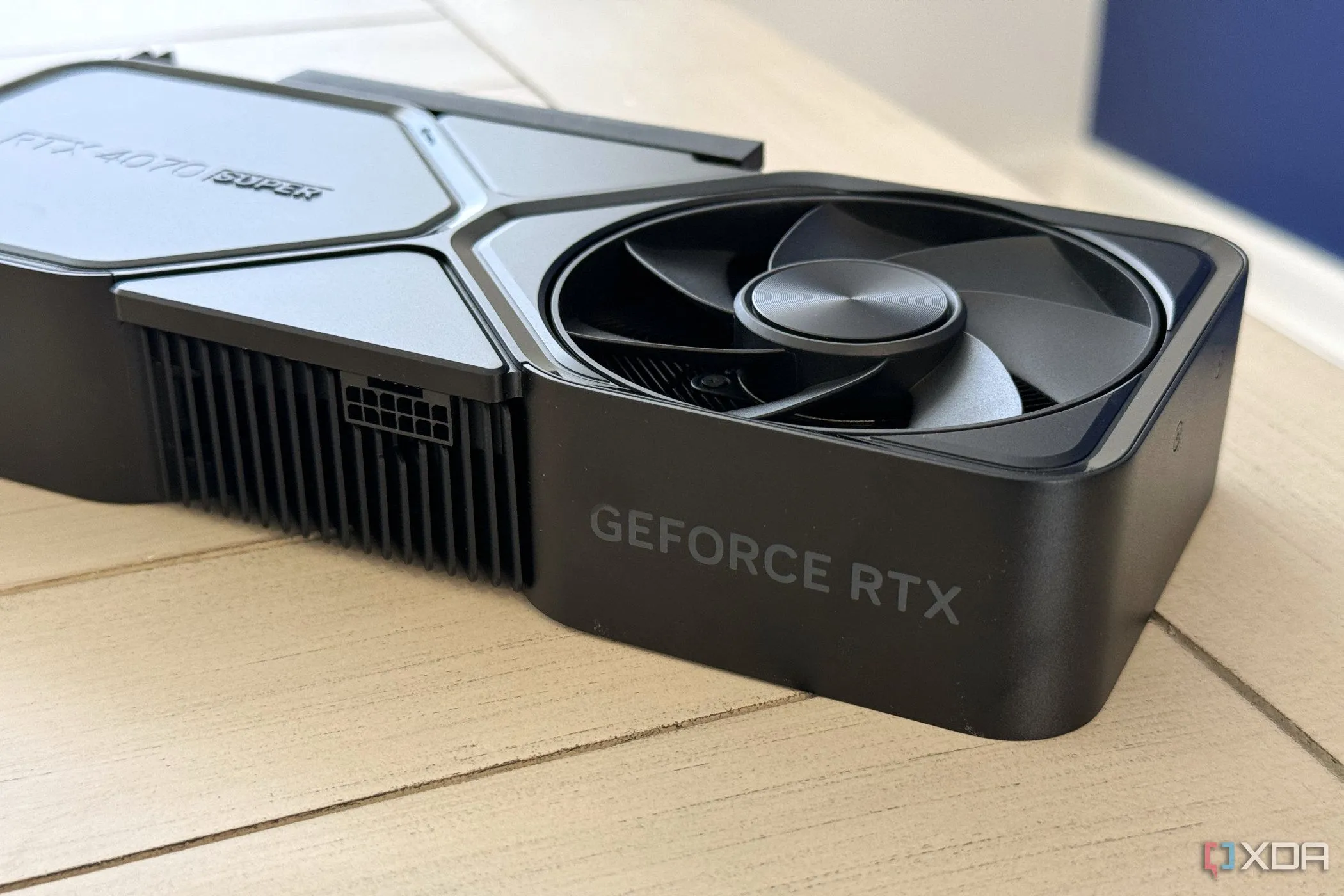 Card đồ họa NVIDIA GeForce RTX 4070 SUPER Founders Edition với cổng nguồn, minh họa công nghệ đồ họa hiện đại