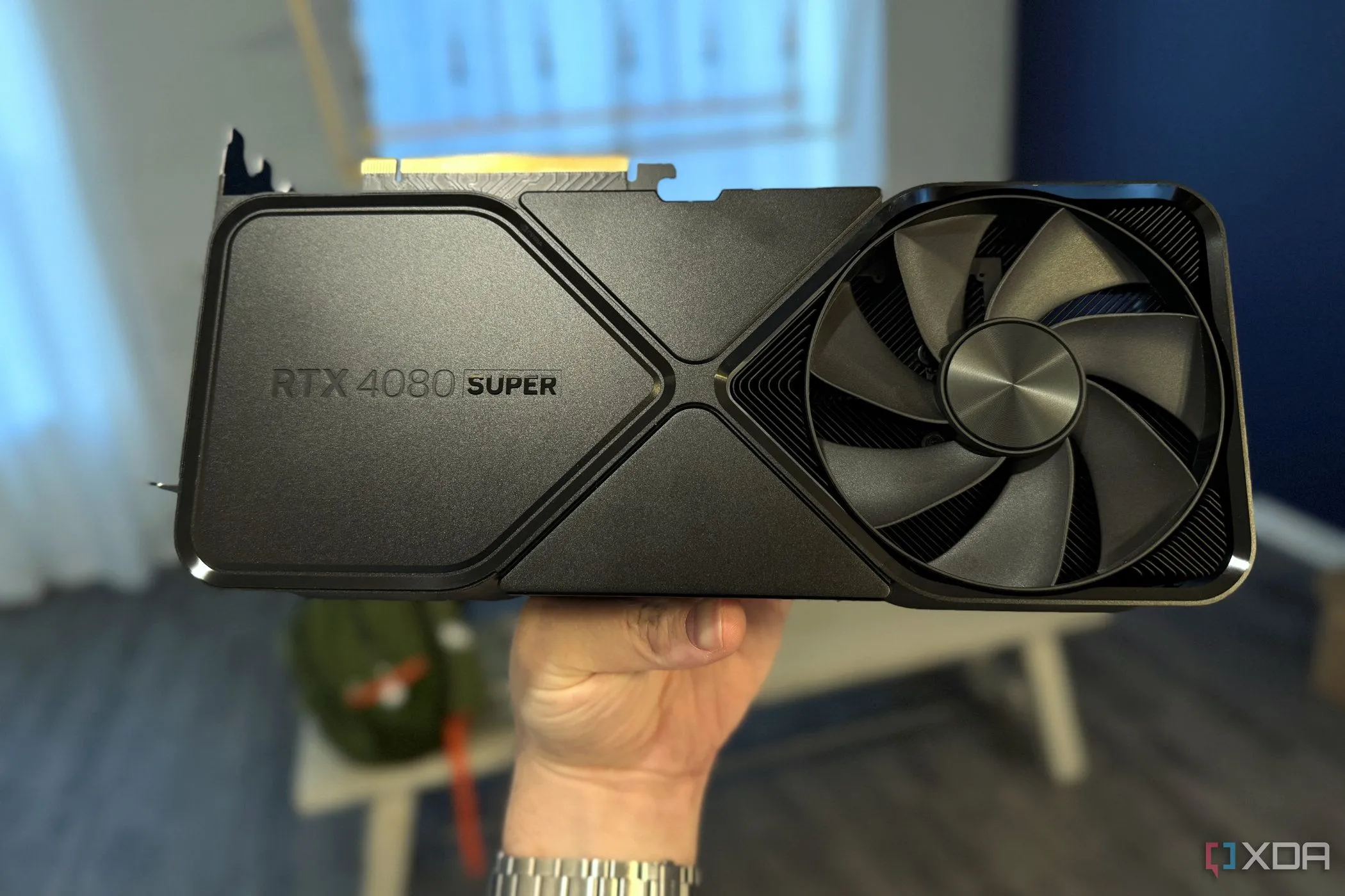 Card đồ họa NVIDIA GeForce RTX 4080 Super FE, đại diện cho dòng sản phẩm hỗ trợ công nghệ DLSS