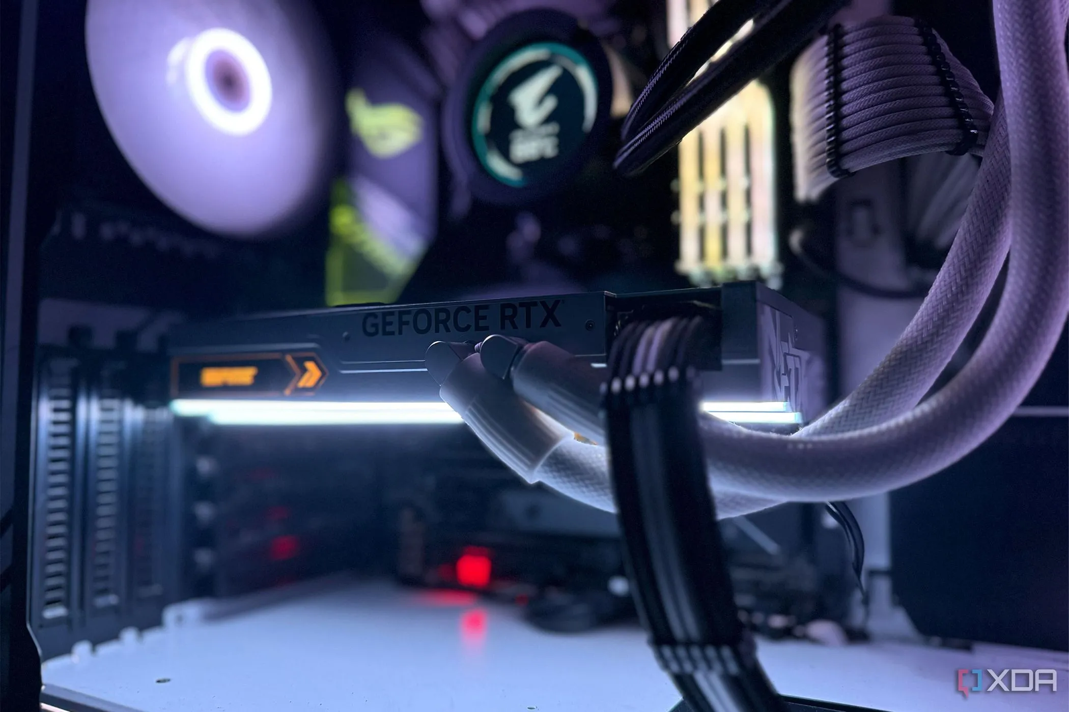 Card đồ họa NVIDIA GeForce RTX 4090 màu trắng bên trong bộ PC gaming, minh họa hệ thống cần CPU phù hợp
