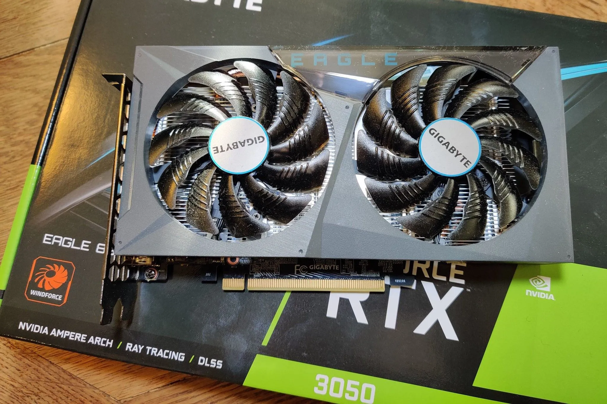 Card đồ họa NVIDIA RTX 3050 Founders Edition với hai quạt làm mát trên hộp bán lẻ