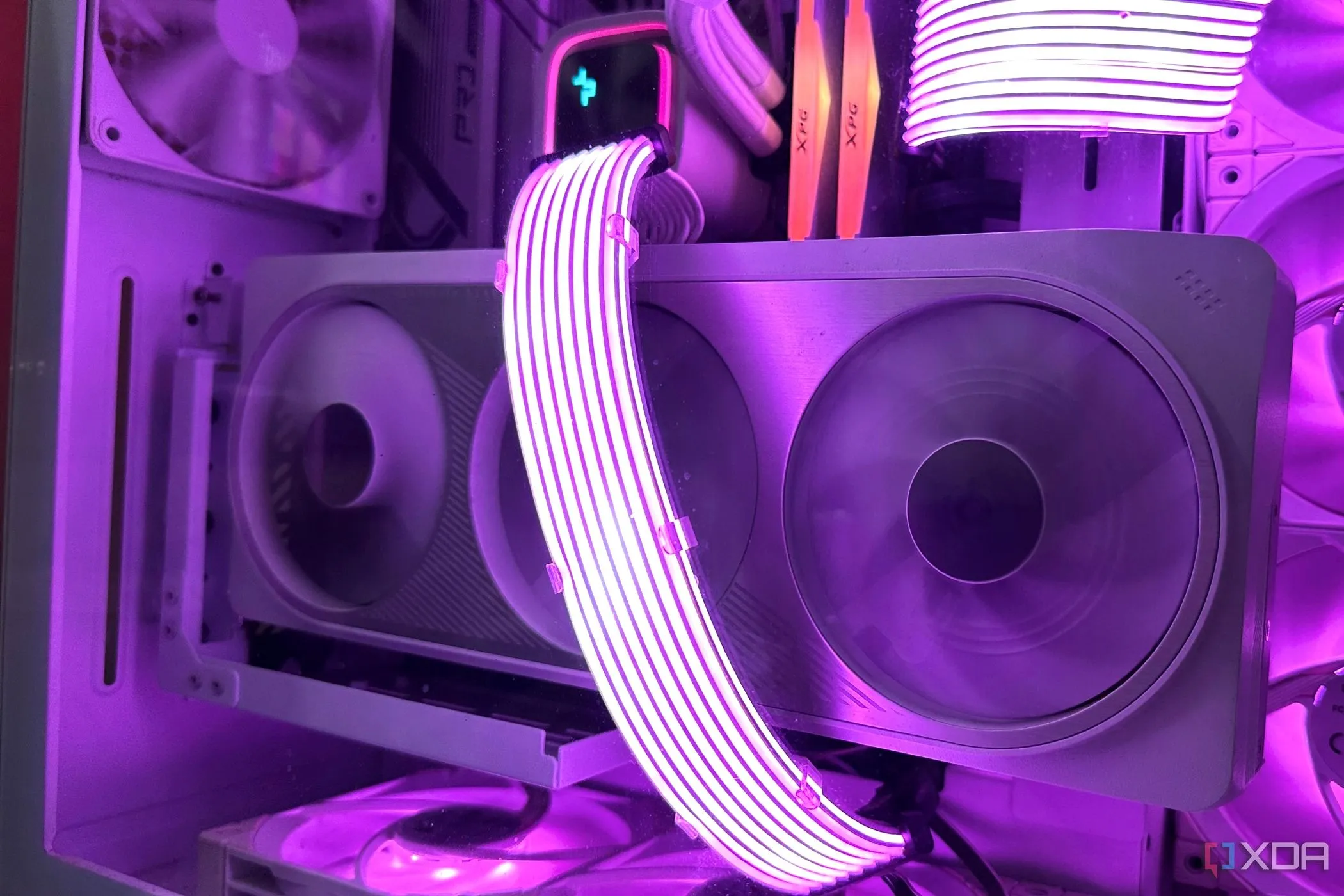 Card đồ họa Nvidia RTX 4070 Ti màu trắng trong case, minh họa linh kiện PC gaming cao cấp