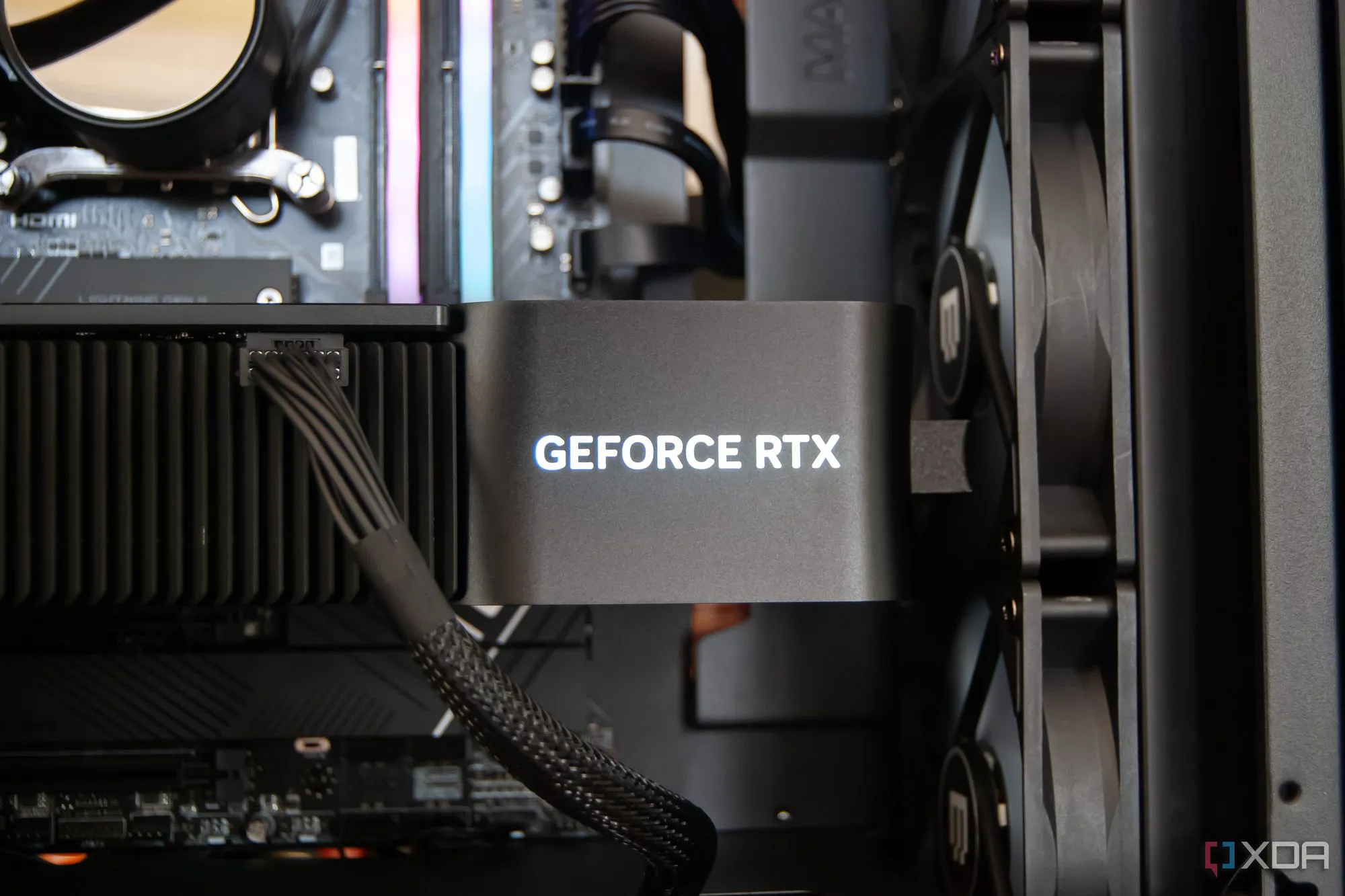 Card đồ họa Nvidia RTX 4080 Super trong hệ thống PC lắp sẵn, minh họa cho sự khan hiếm GPU cao cấp