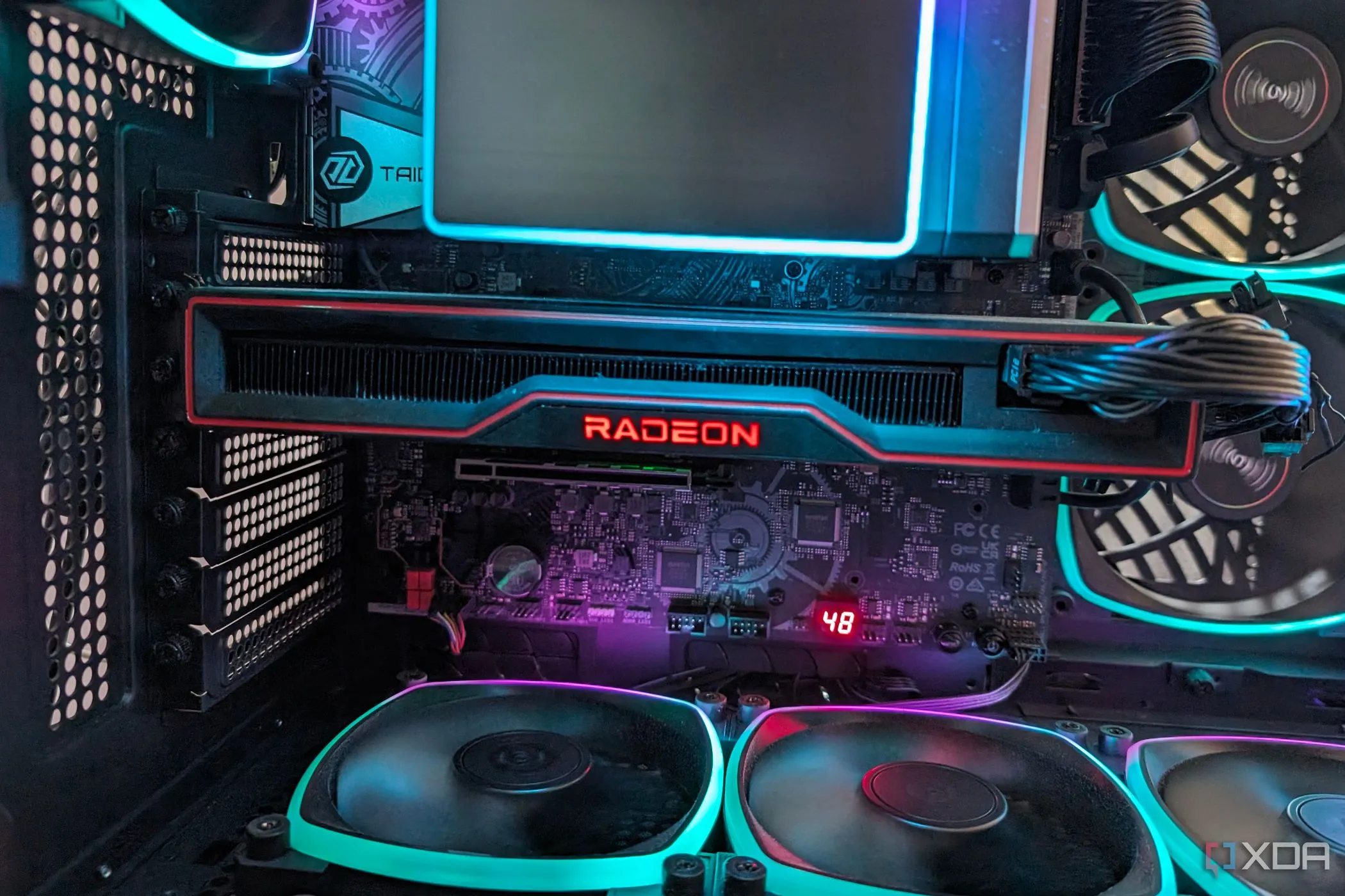 Card đồ họa Radeon RX 6800 với đèn RGB bên trong vỏ máy tính