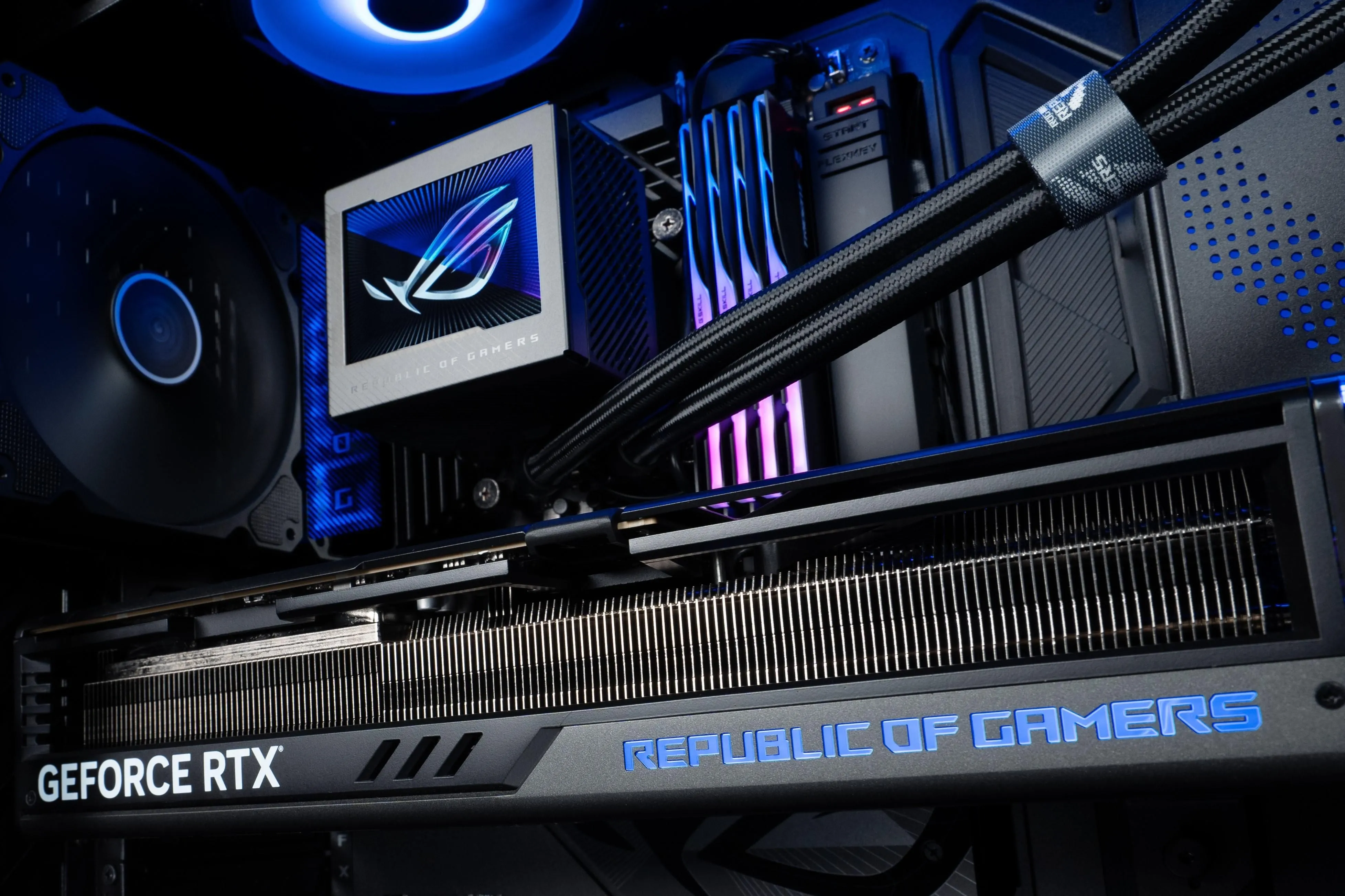 Card đồ họa ROG Strix RTX 4090 BTF được lắp đặt