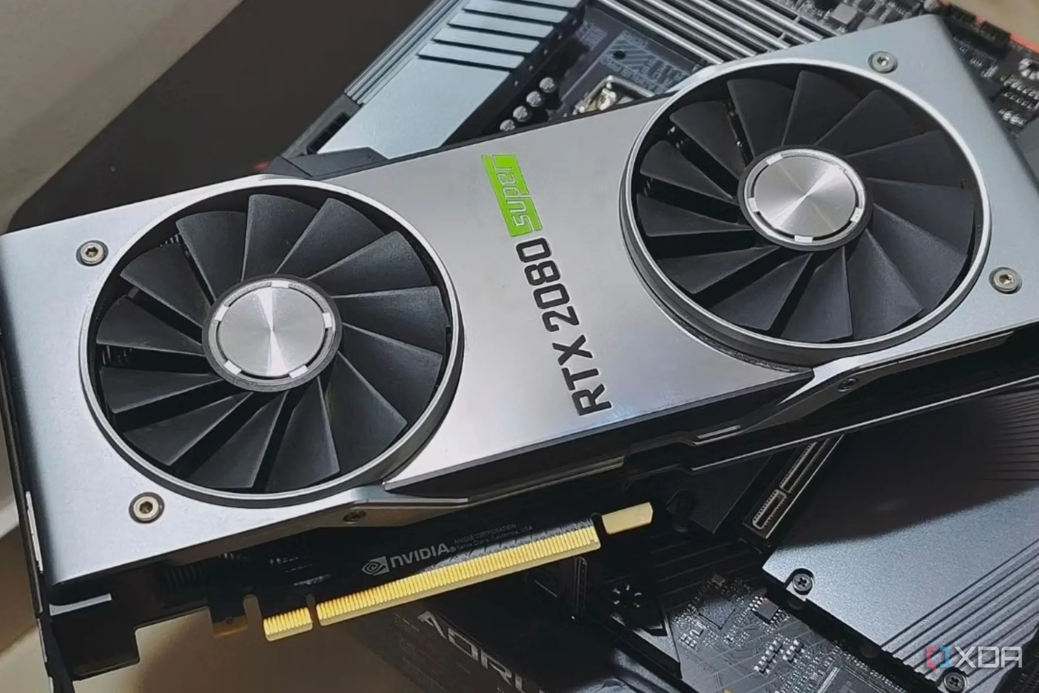 Card đồ họa RTX 2080 Super gắn trên bo mạch chủ, minh họa cho các thế hệ GPU trước đây.