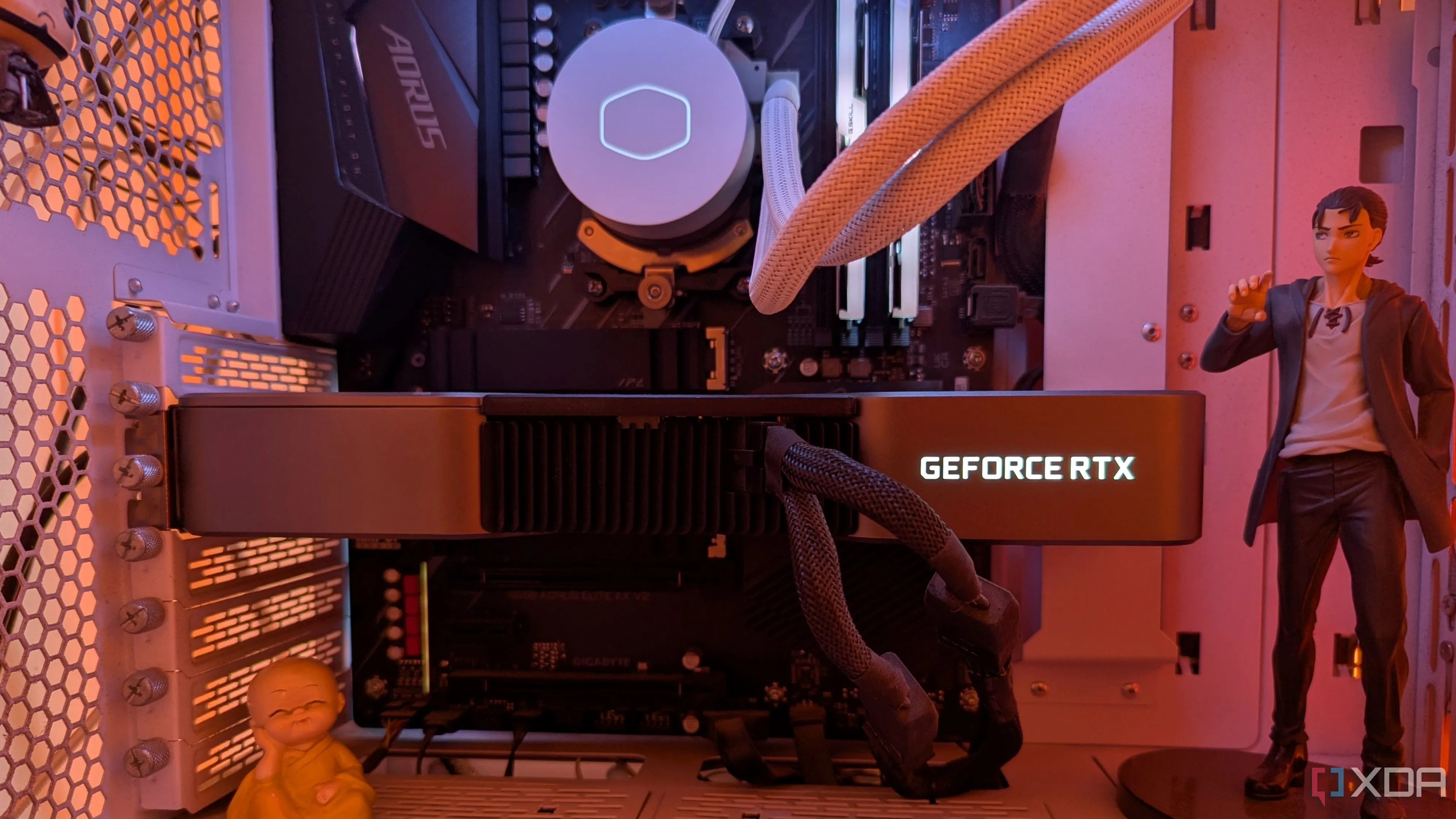 Card đồ họa RTX 3080 được lắp đặt trong một bộ PC gaming, với các nhân vật mô hình trang trí bên cạnh