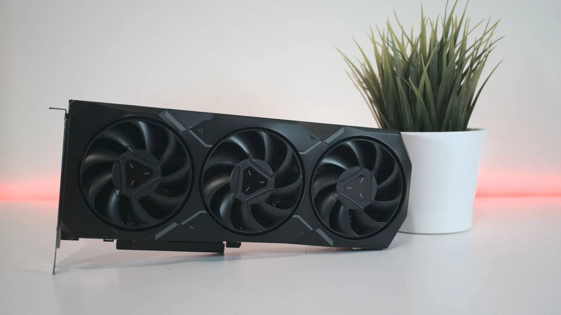 Card đồ họa tham chiếu AMD Radeon RX 7900 XT với thiết kế tản nhiệt tiêu chuẩn