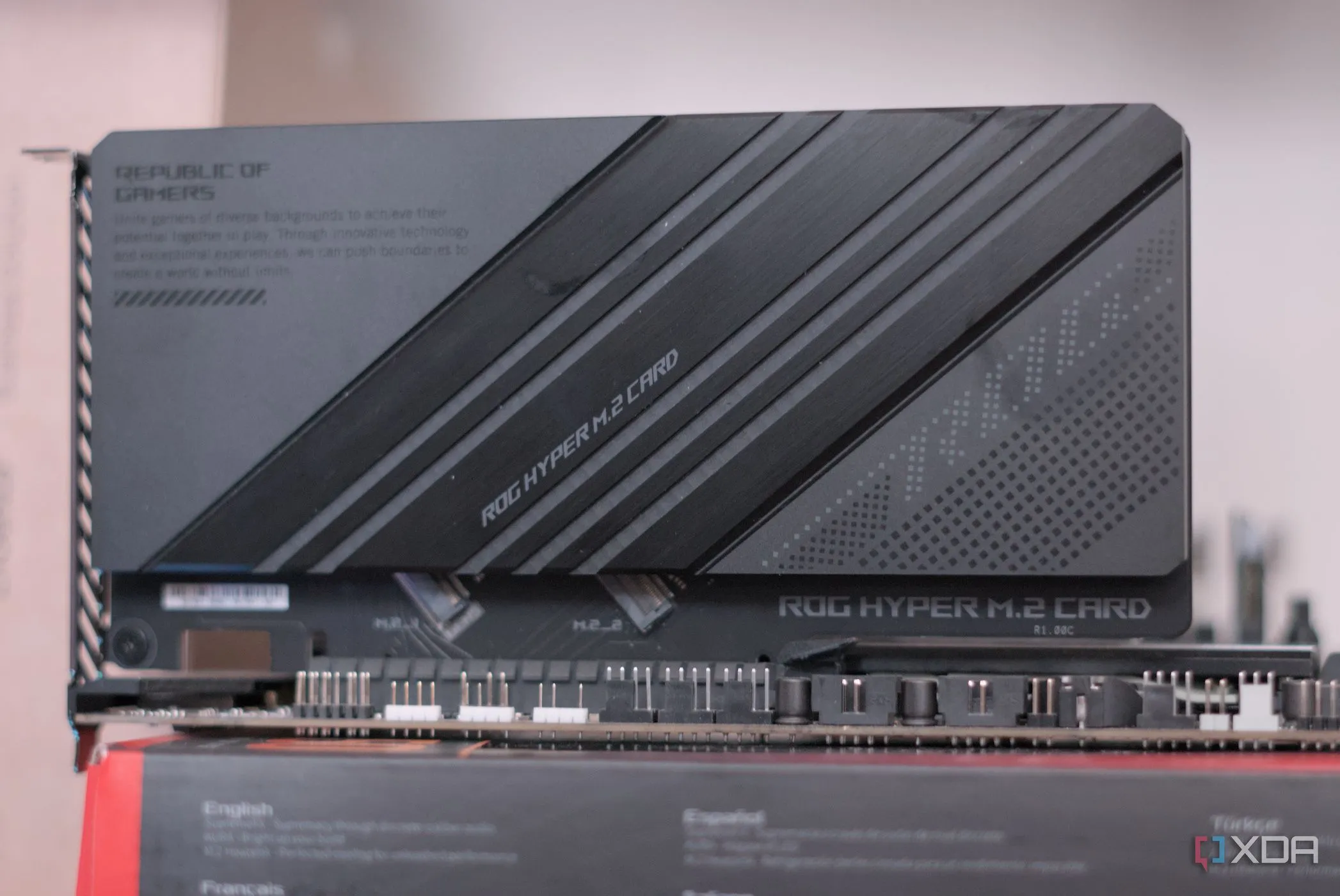 Card mở rộng ASUS M.2 được lắp đặt trong hệ thống máy tính, cho phép gắn nhiều ổ SSD M.2 NVMe và hỗ trợ tính năng bifurcation.
