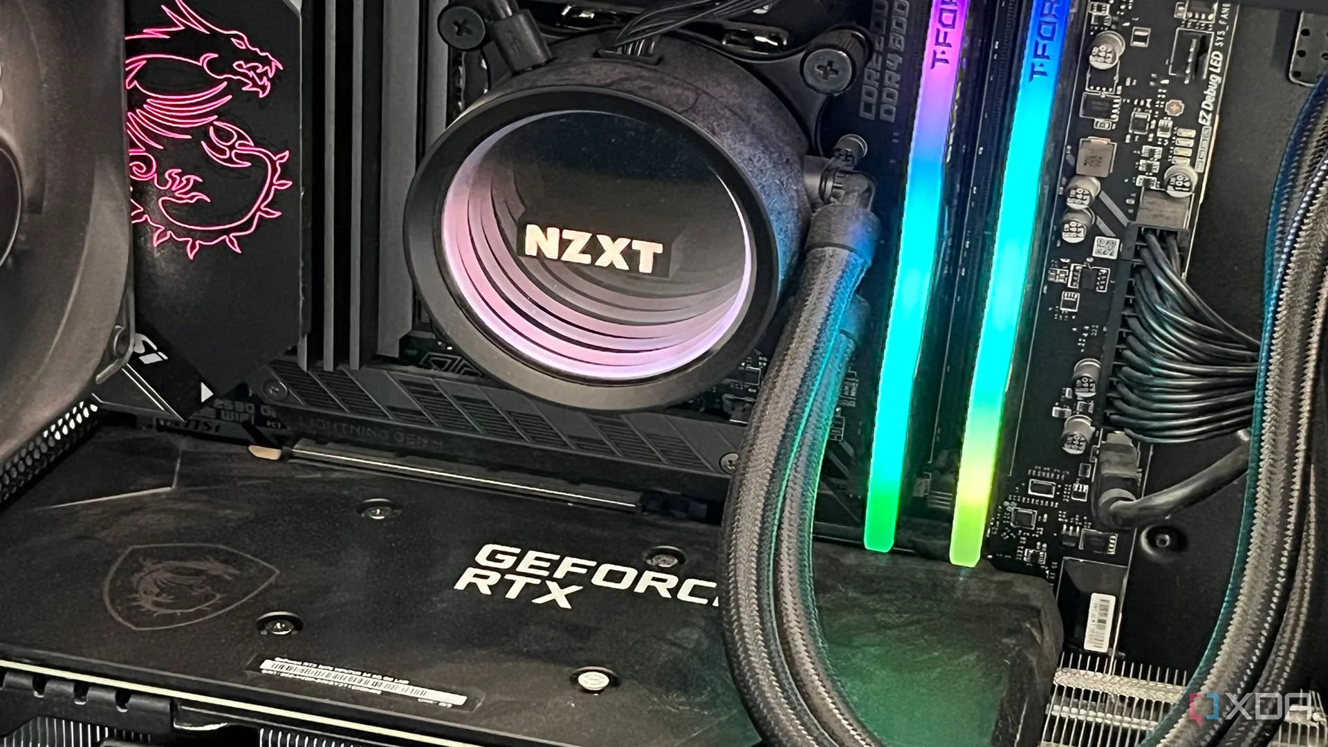 Cấu hình PC chơi game hiện đại, đại diện cho sự phát triển không ngừng của công nghệ giải trí