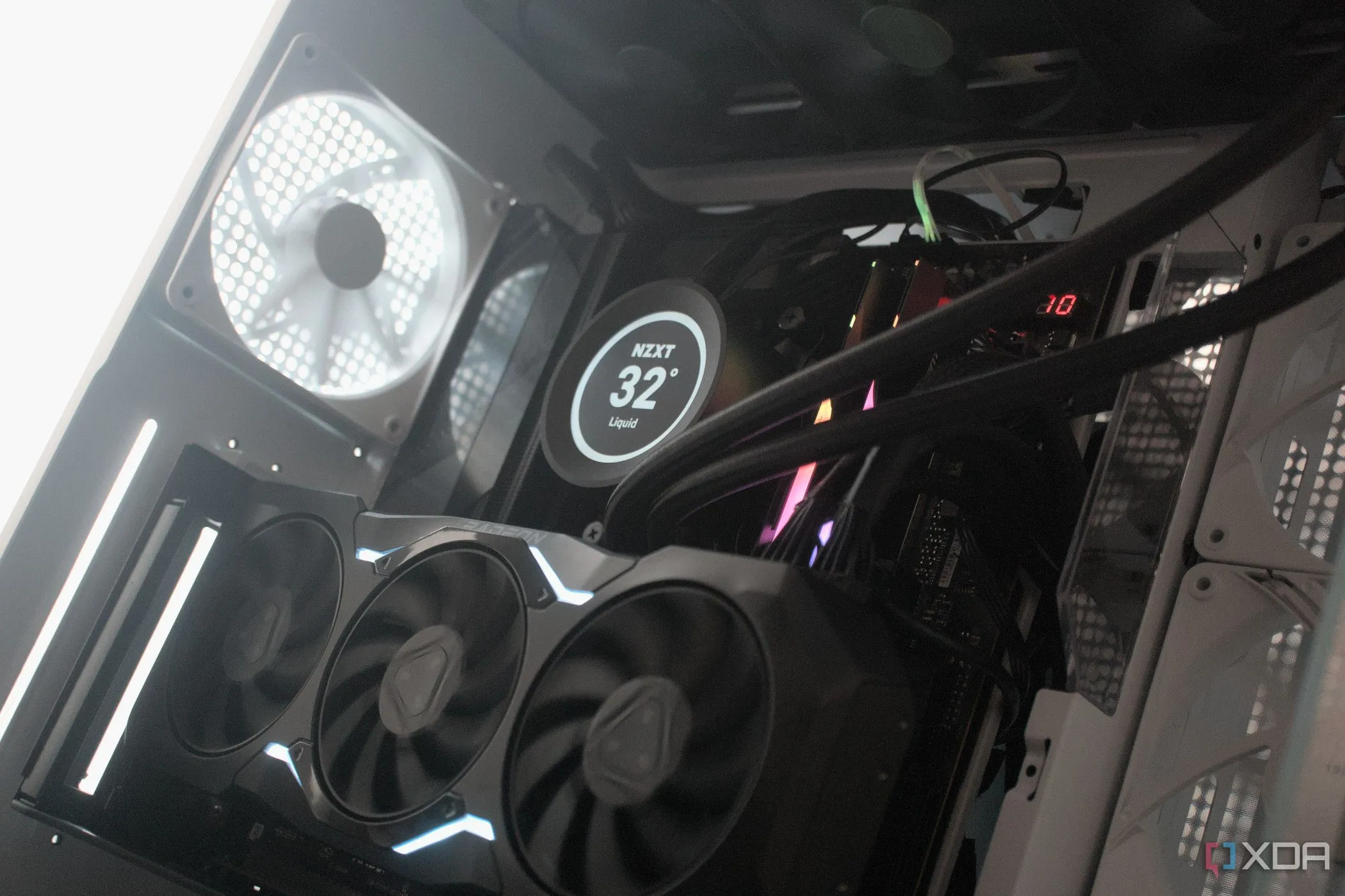 Cấu hình PC với các linh kiện mới như NZXT H9 Flow