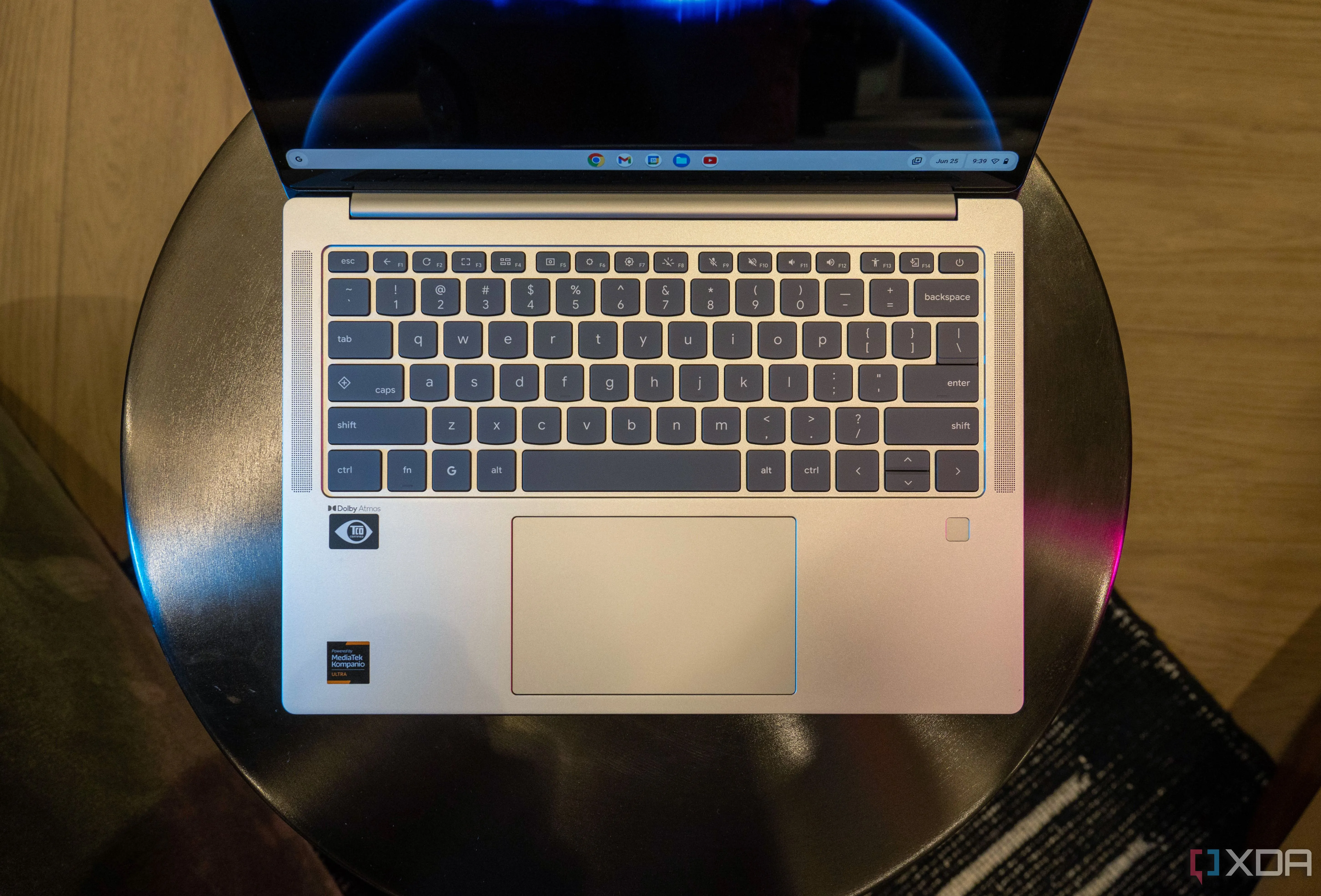 Chiếc laptop Lenovo Chromebook Plus thể hiện sự mượt mà khi đa nhiệm
