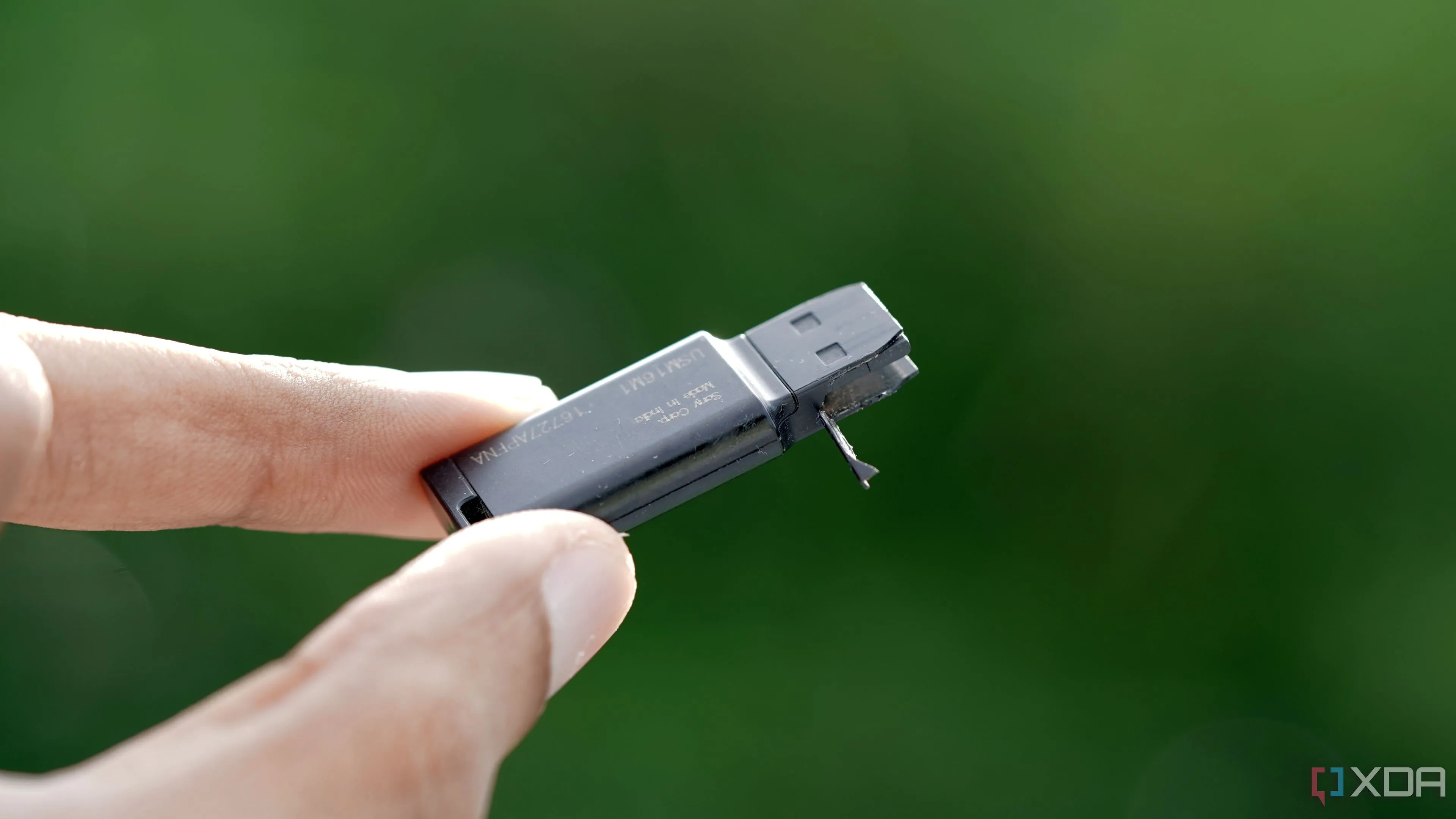 Chiếc USB flash drive Sony 16GB bị hỏng, minh họa độ bền kém của ổ đĩa USB truyền thống