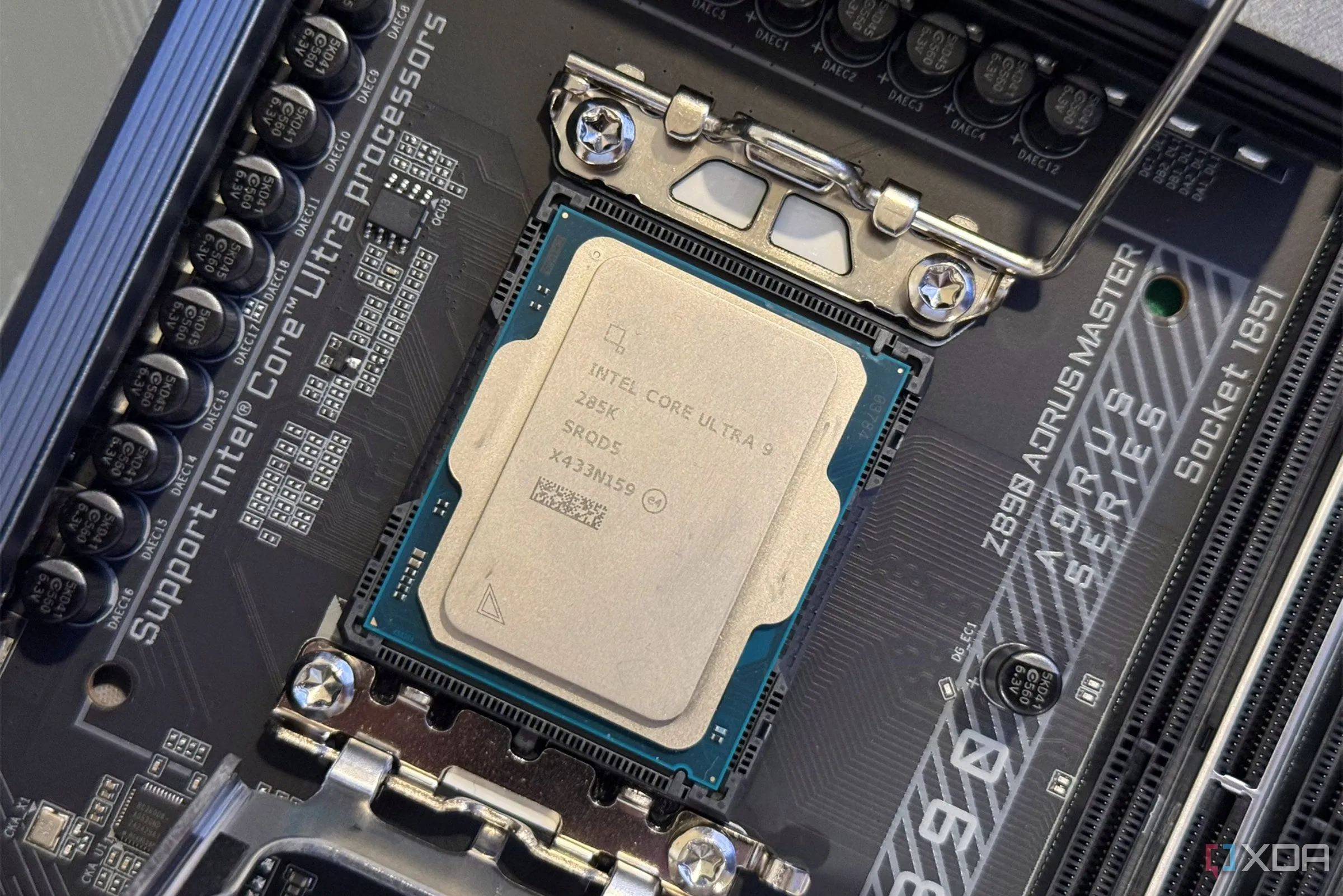Chip CPU Intel Core Ultra 9 285K thế hệ Arrow Lake trong socket với cơ cấu giữ mở