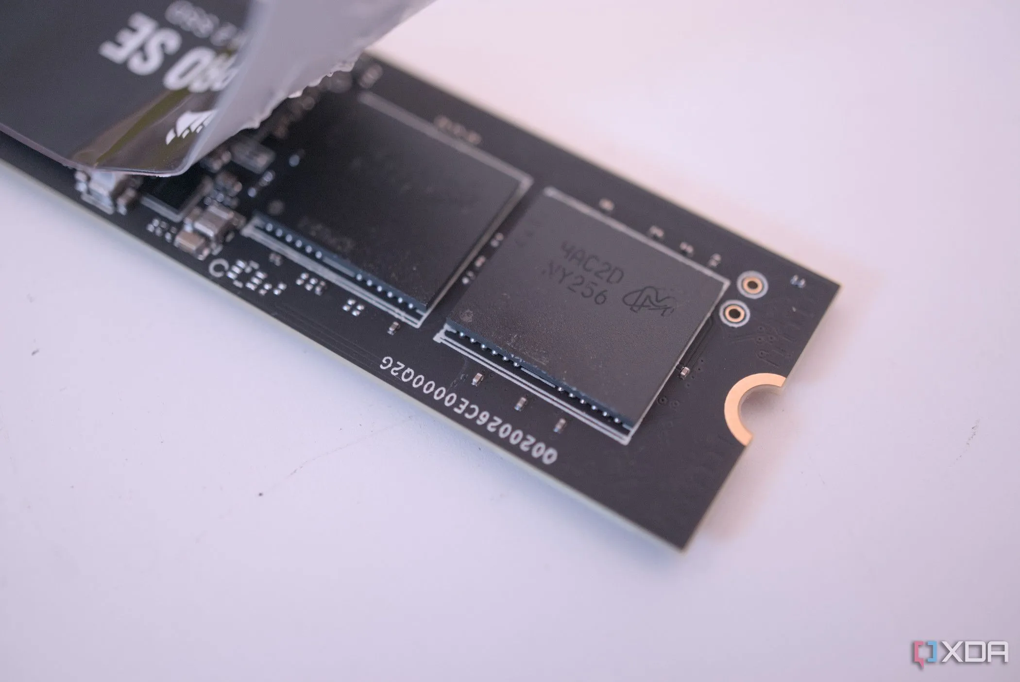 Chip nhớ Micron NAND trên SSD Corsair MP700 Pro SE, minh họa công nghệ SSD có thể bị rò rỉ điện tích khi không cắm điện trong thời gian dài