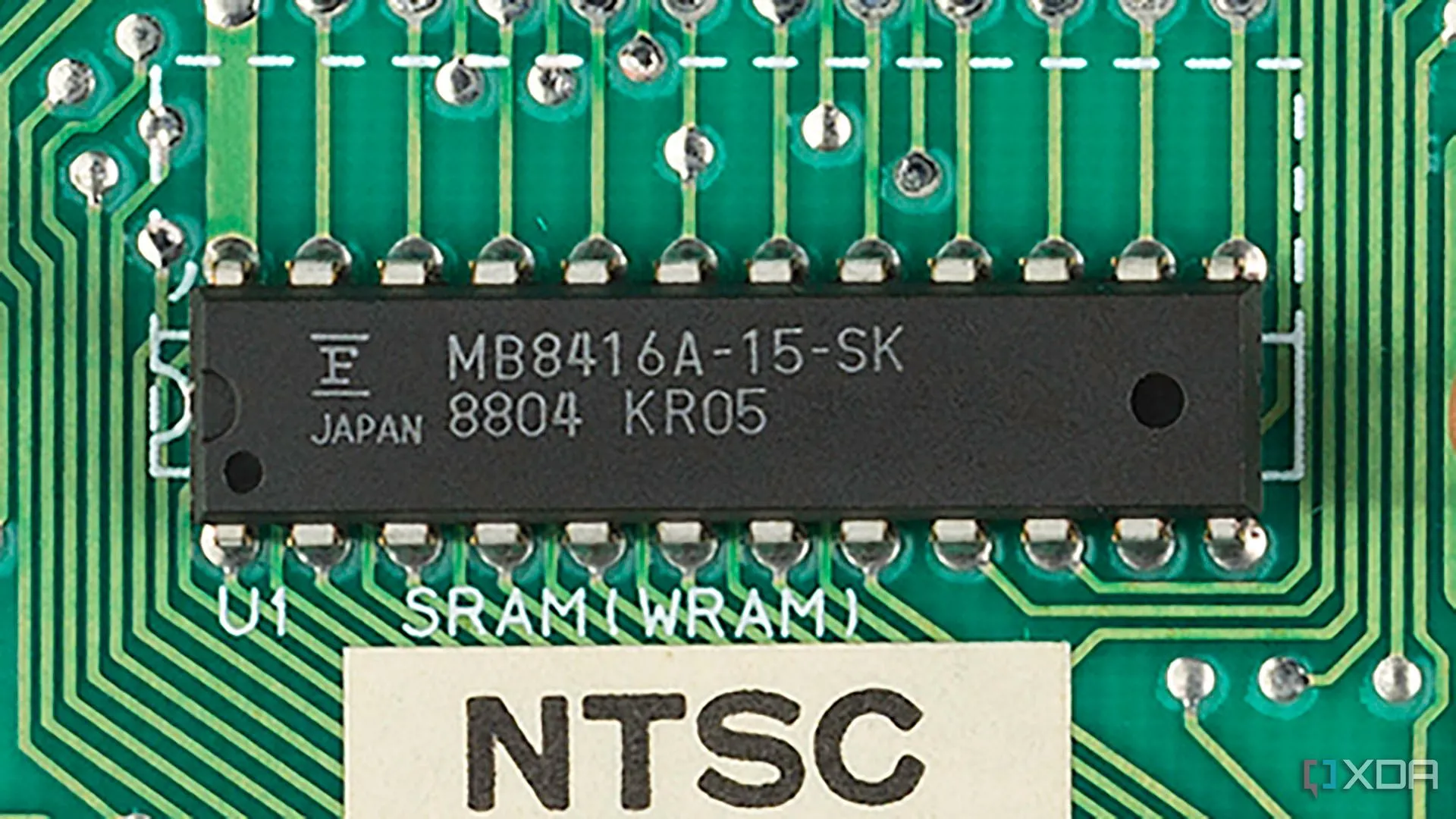 Chip WRAM 2KB trên bo mạch Nintendo NES Mk1