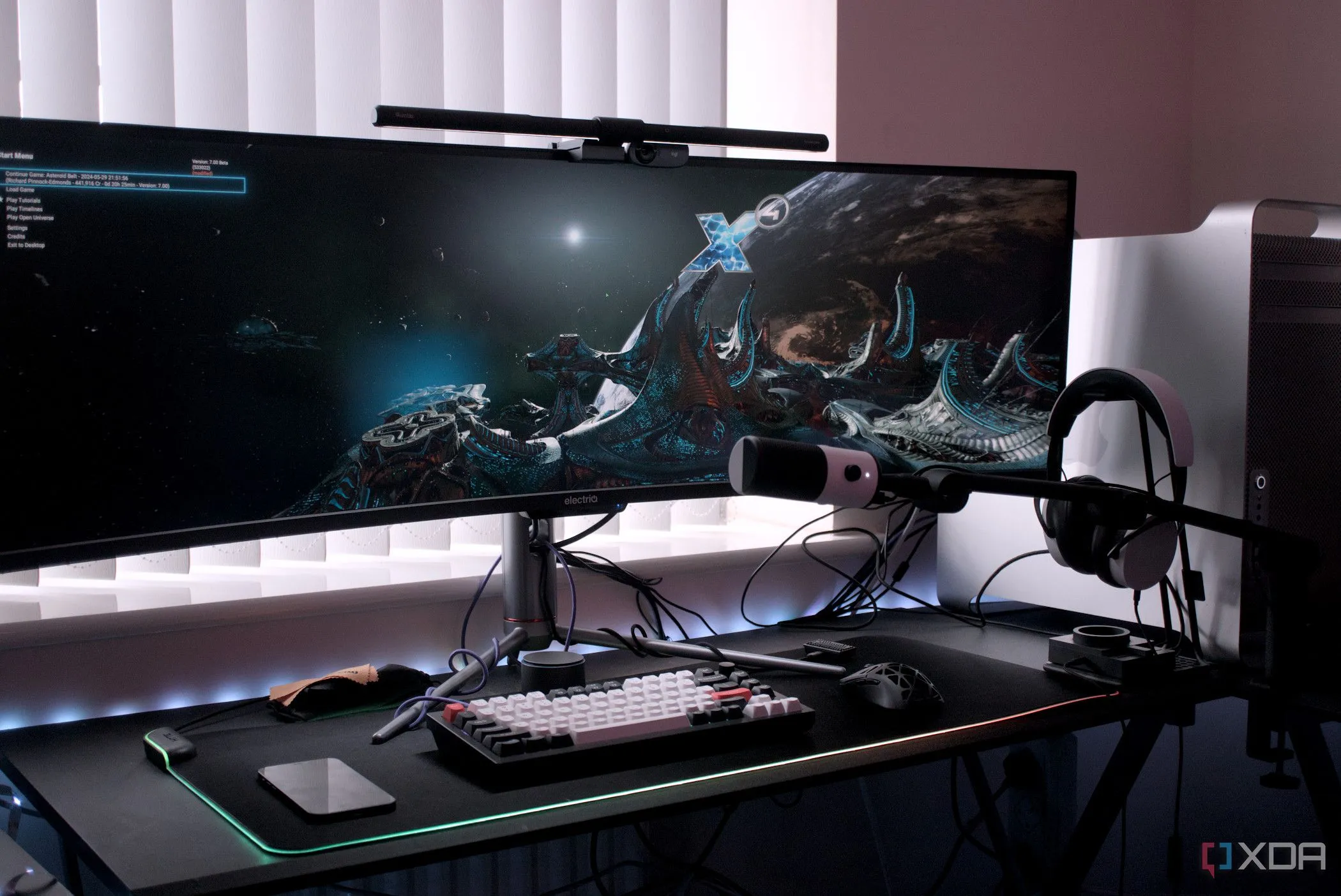 Chơi game X4: Foundations trên màn hình siêu rộng với Intel Arc B570