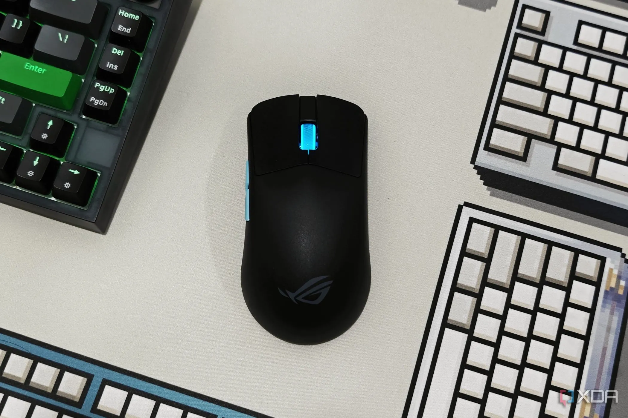 Chuột gaming ASUS ROG Harpe Ace Aim Lab Edition với thiết kế gọn nhẹ, minh họa cảm biến DPI cao.