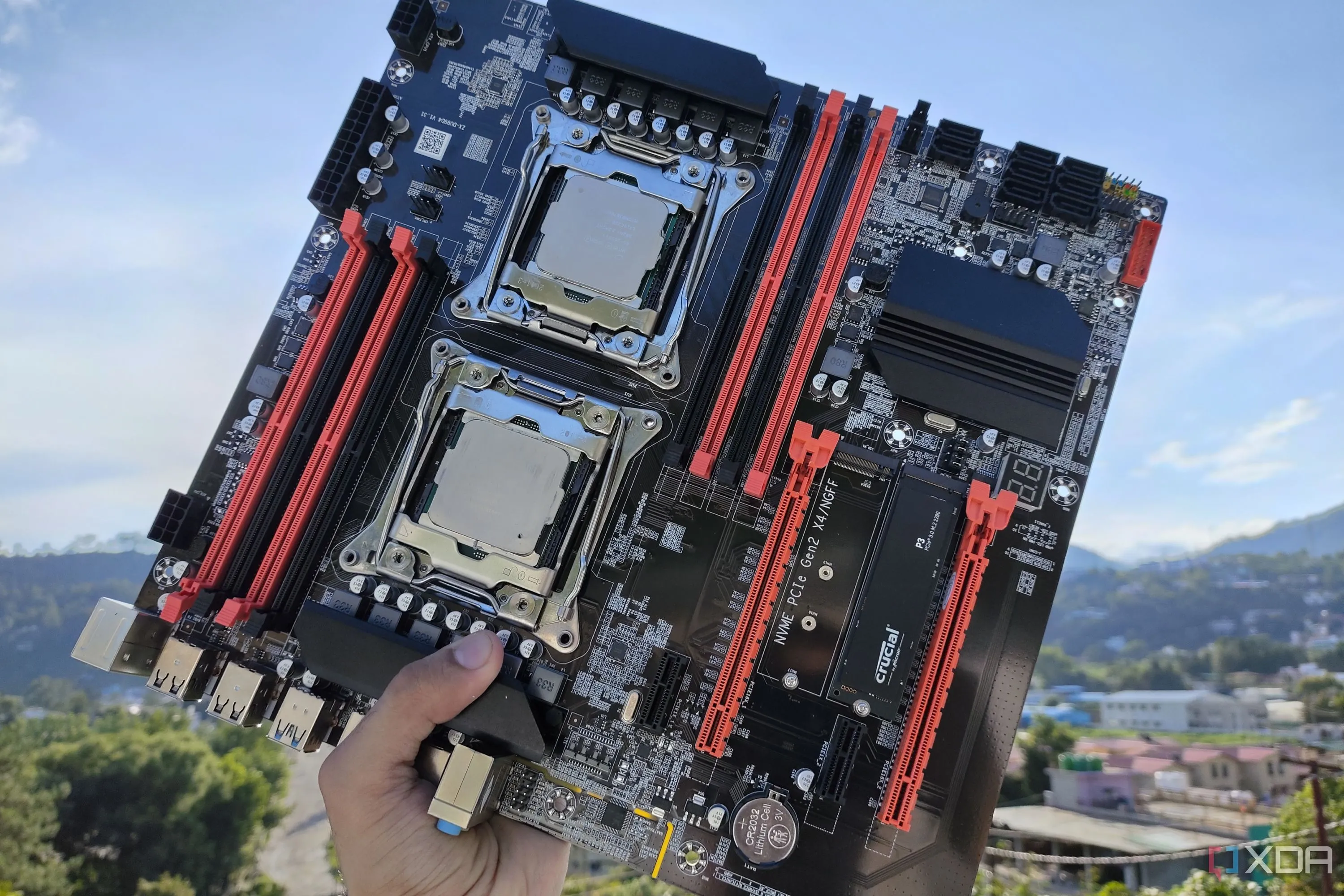 Chuyên gia đang kiểm tra bo mạch chủ server X99 Dual-CPU, tập trung vào khu vực VRM và tản nhiệt chipset.