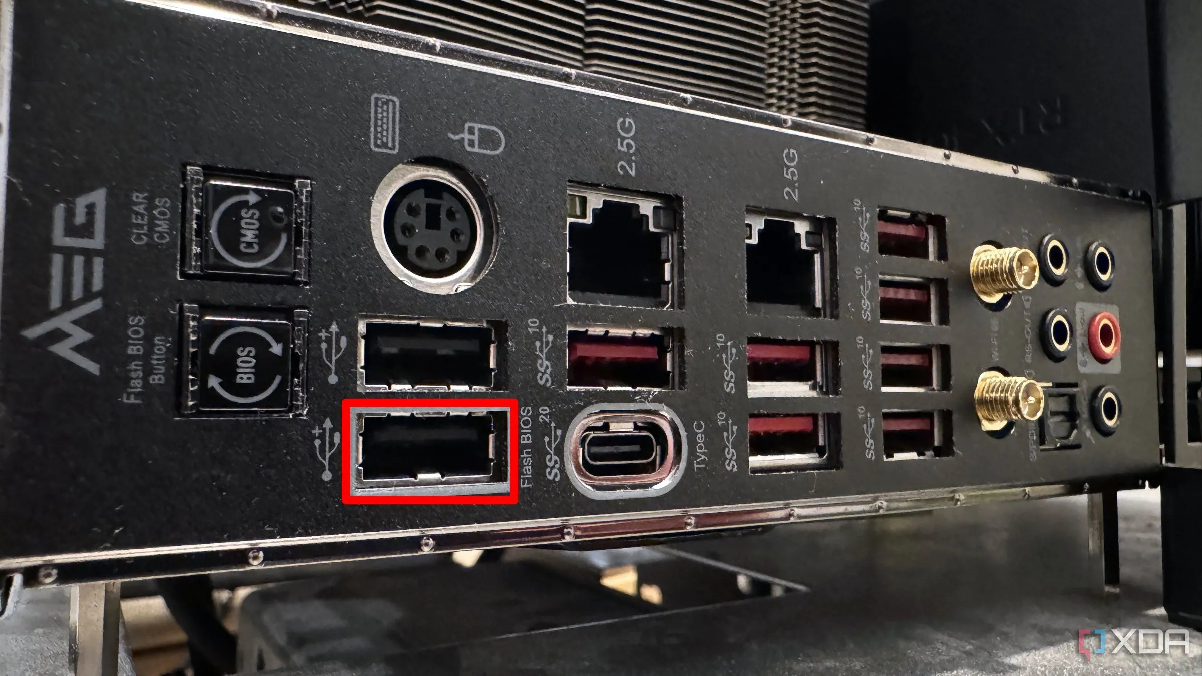 Cổng BIOS Flashback được đánh dấu trên bảng I/O phía sau của bo mạch chủ MSI Z690 Unify-X