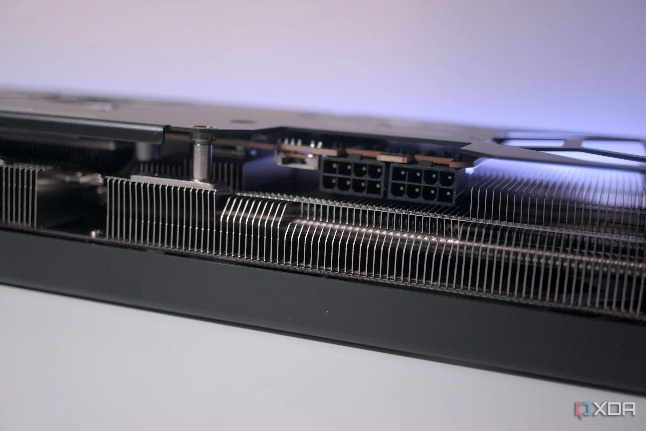 Cổng cấp nguồn của card đồ họa PowerColor Hellhound Radeon RX 7900 GRE, liên quan đến việc undervolt GPU để giảm nhiệt