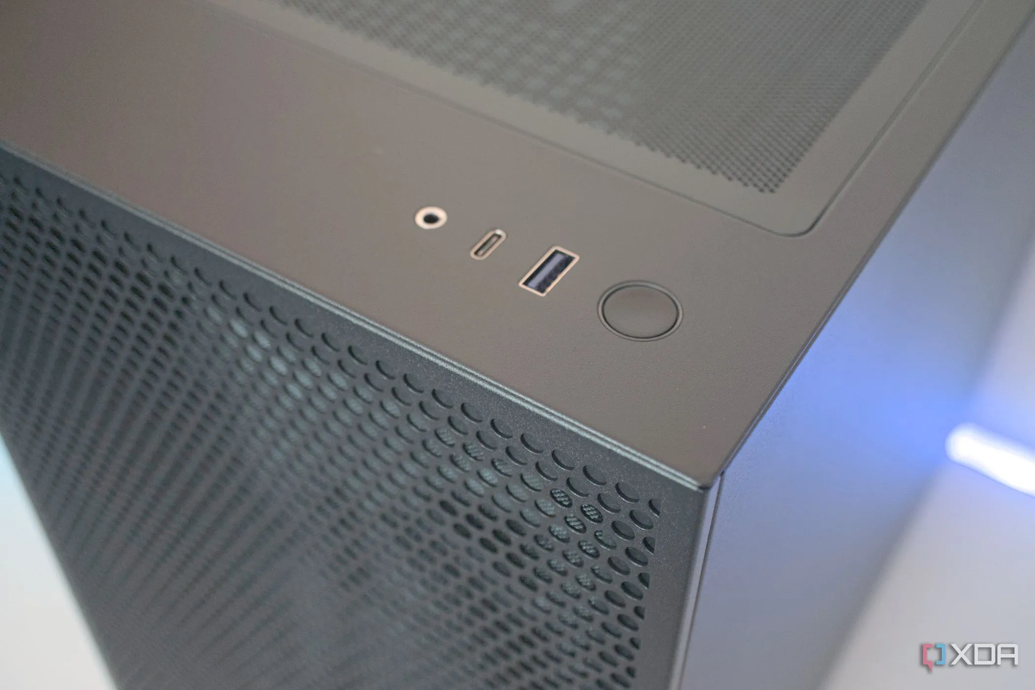 Cổng I/O mặt trước của vỏ case NZXT H5 Flow RGB với các cổng USB tốc độ cao
