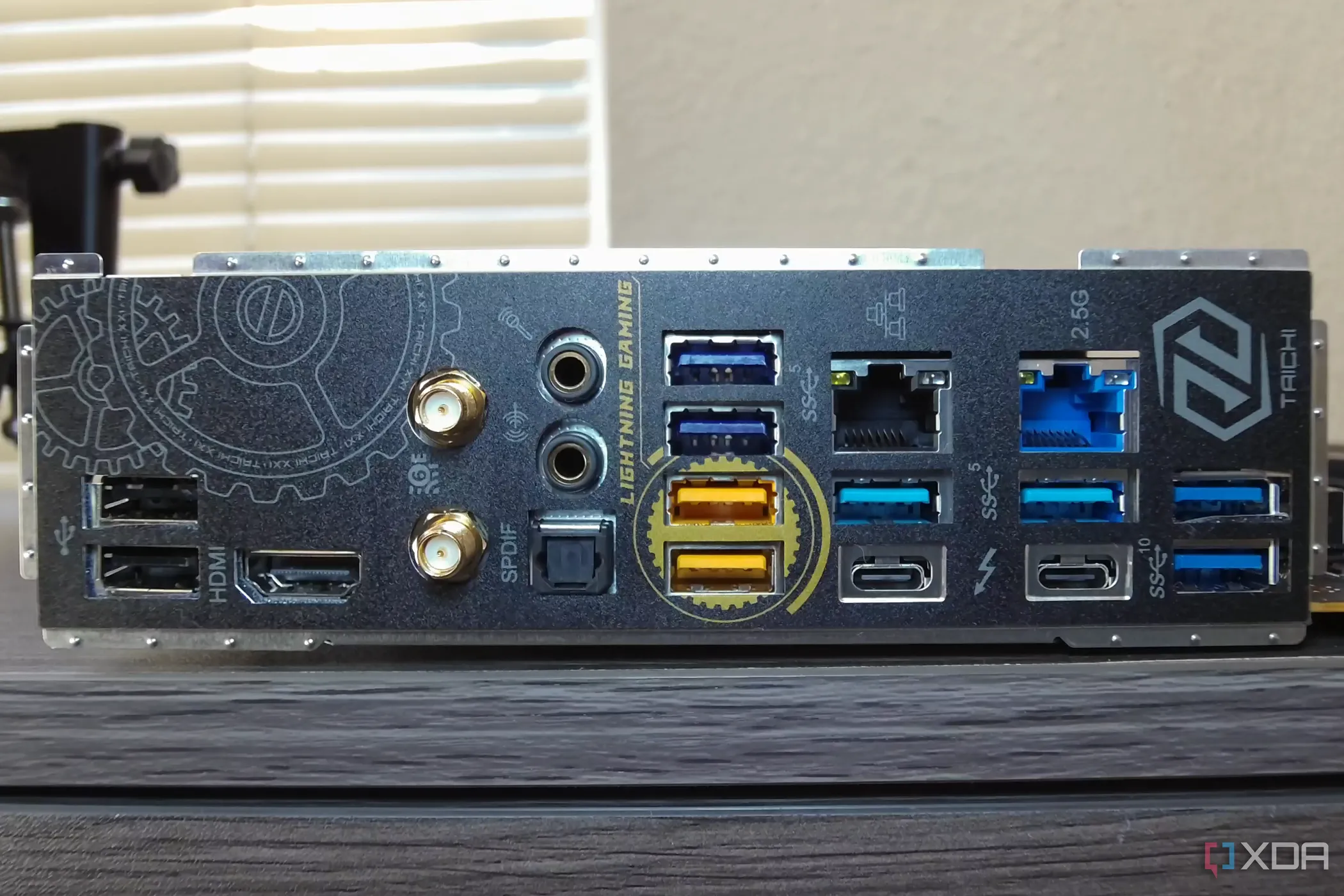 Cổng I/O phía sau của bo mạch chủ ASRock Z790 Taichi Lite, thể hiện sự đa dạng kết nối