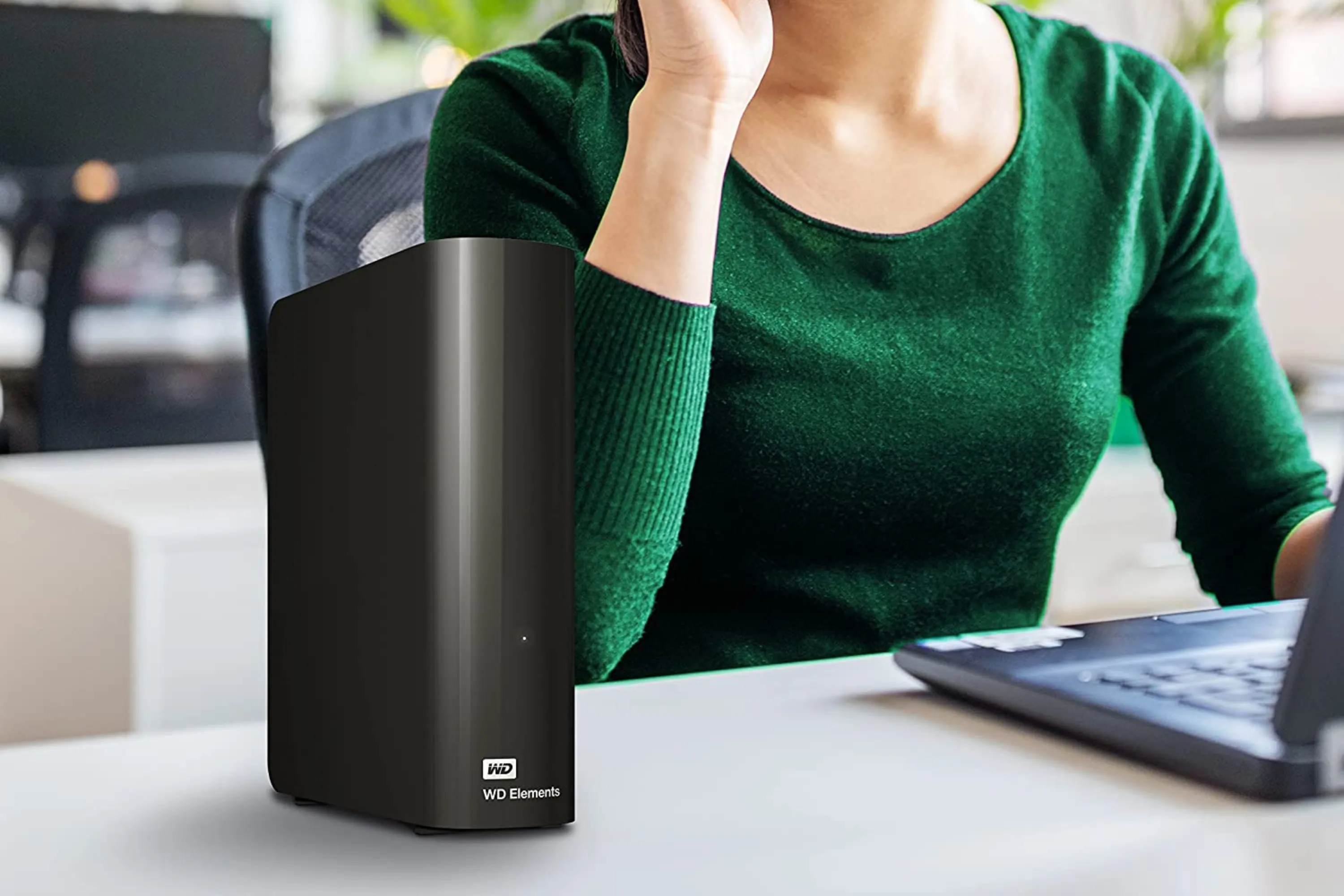 Cổng kết nối phía sau của ổ cứng gắn ngoài WD Elements, bao gồm USB 3.0, nguồn và khe khóa Kensington