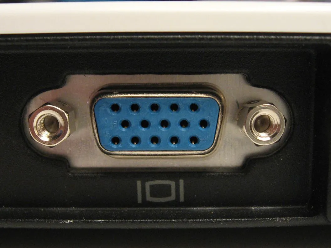 Cổng kết nối VGA màu xanh dương trên mainboard, biểu tượng của công nghệ hiển thị analog