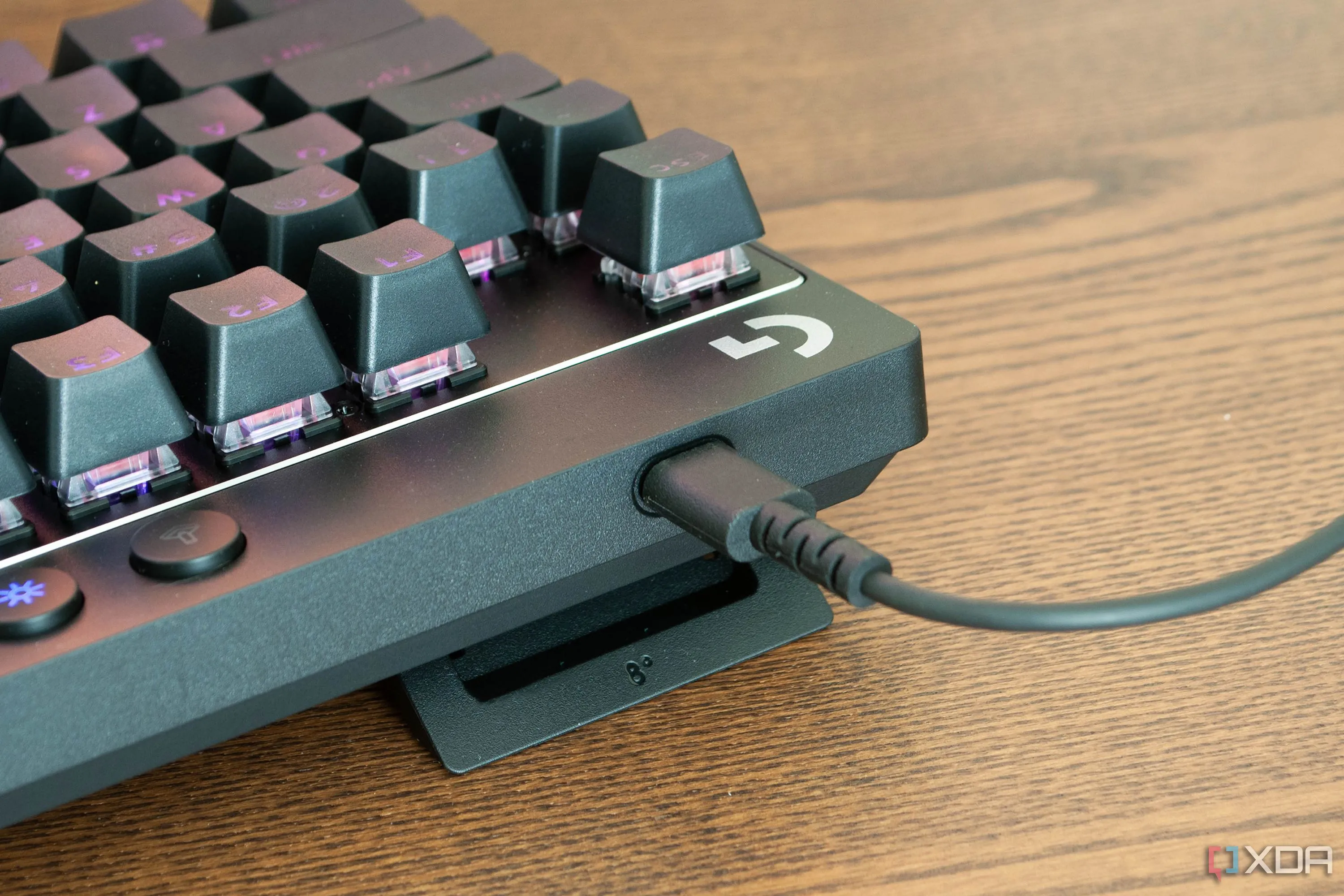 Cổng USB-C trên bàn phím cơ Logitech Pro X TKL Rapid, minh họa sự phổ biến của USB