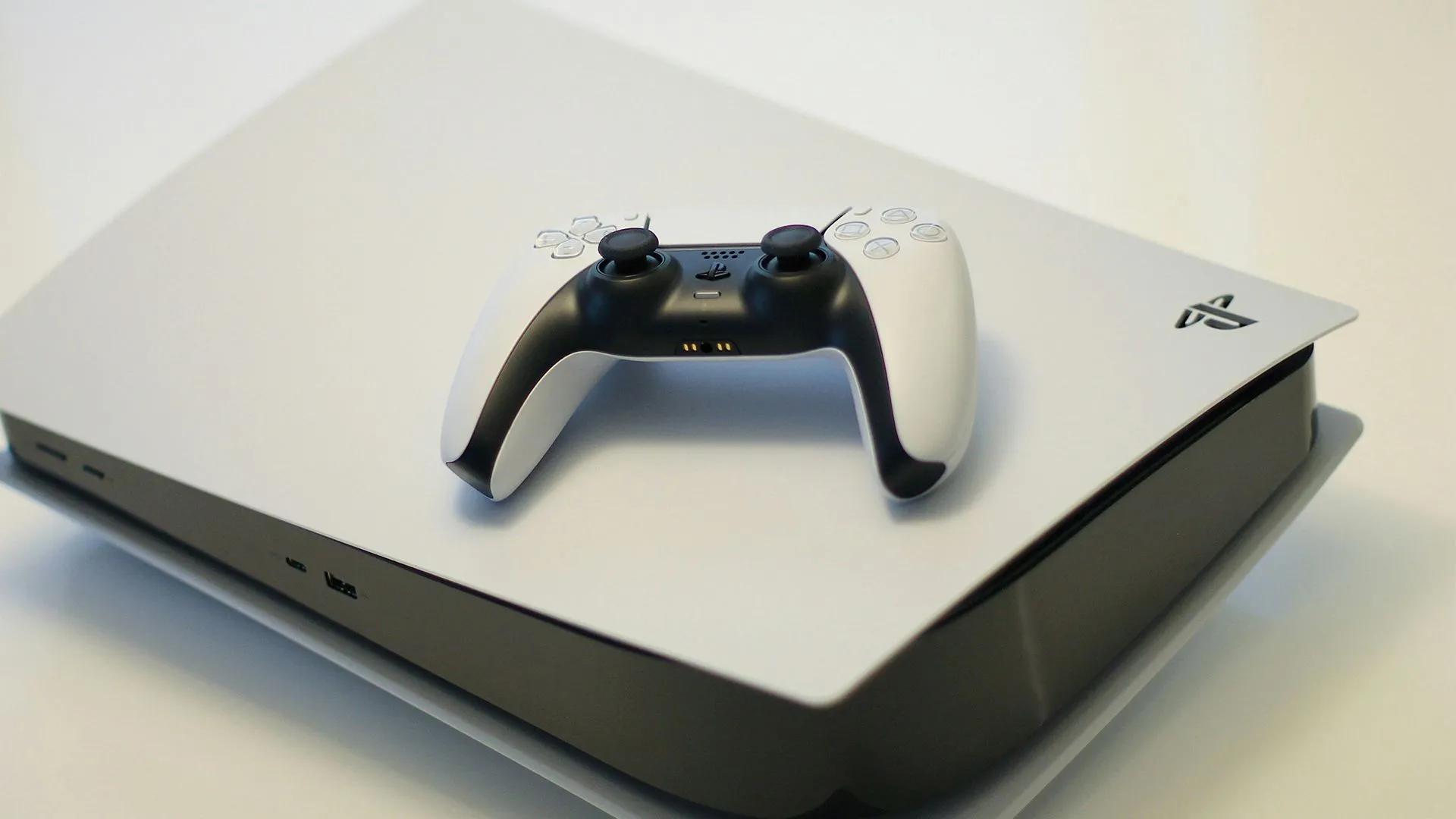 Console PS5 được tùy chỉnh theo phong cách retro PlayStation 2