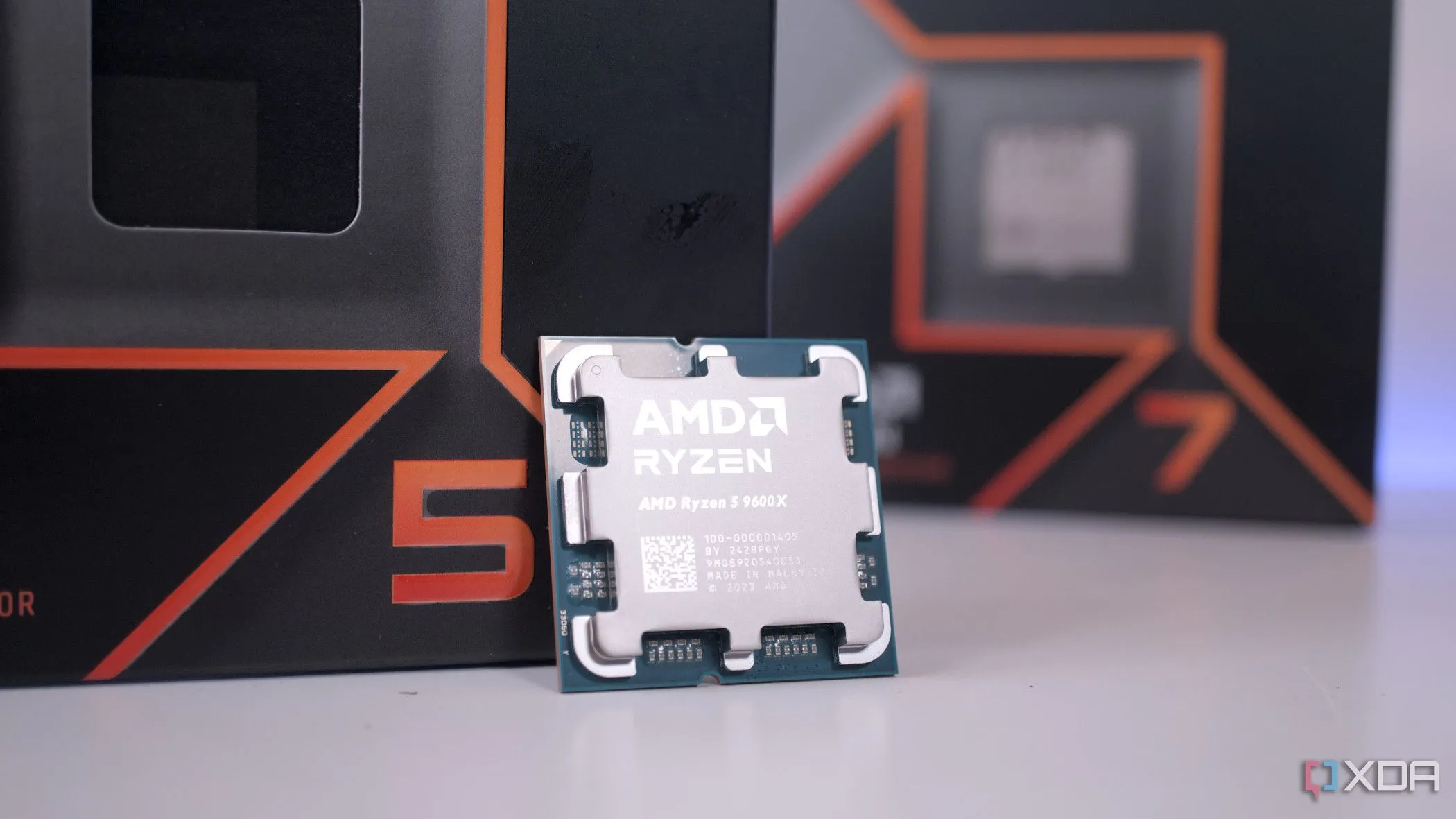 CPU AMD Ryzen 5 9600X trước hộp Ryzen 7