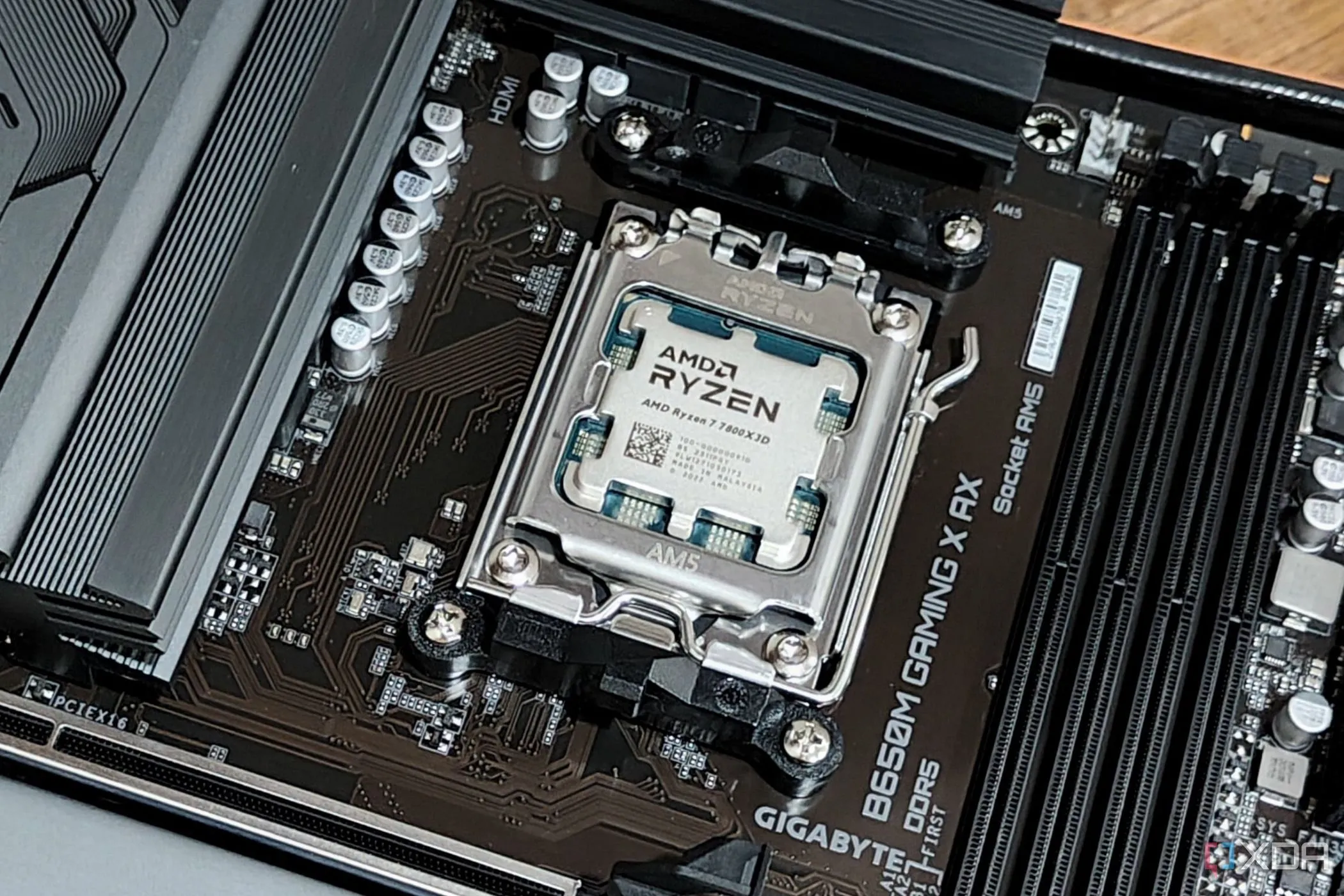 CPU AMD Ryzen 7 7800X3D được lắp đặt trên bo mạch chủ, đại diện cho việc nâng cấp CPU