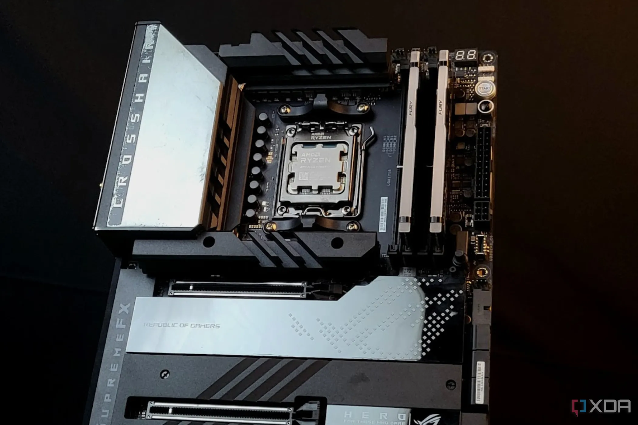 CPU AMD Ryzen 7 7800X3D trên bo mạch chủ ASUS ROG Crosshair X670E Extreme, minh họa tầm quan trọng của VRM