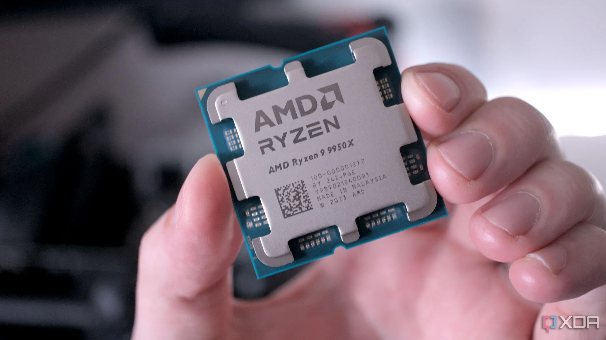 CPU AMD Ryzen 9 9950X đang được cầm trên tay, biểu tượng cho đối thủ cạnh tranh của Intel