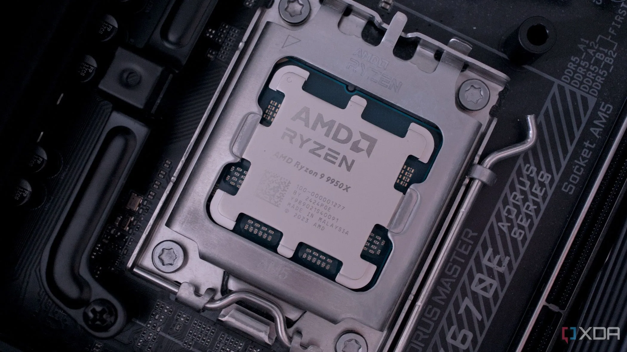 CPU AMD Ryzen 9 9950X được lắp đặt