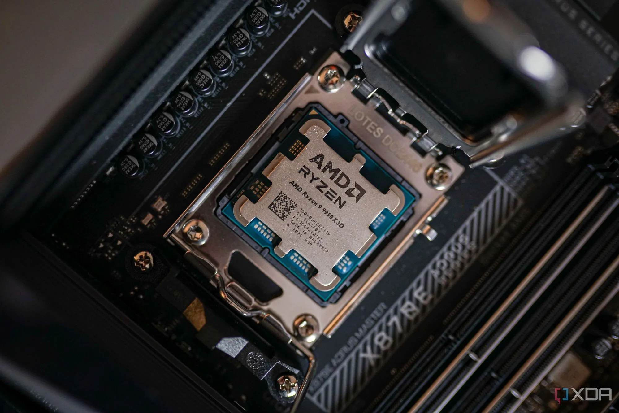 CPU AMD Ryzen 9 9950X3D được gắn trên bo mạch chủ