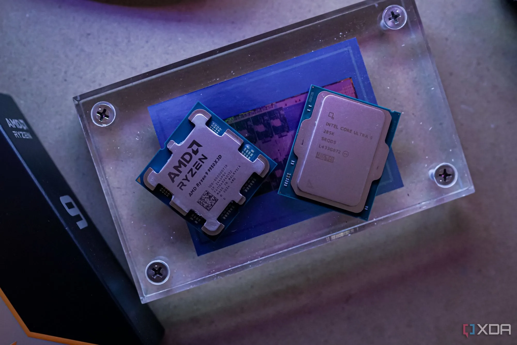 CPU AMD Ryzen 9 9950X3D và Intel Core Ultra 9 285K đặt cạnh nhau thể hiện sự cạnh tranh